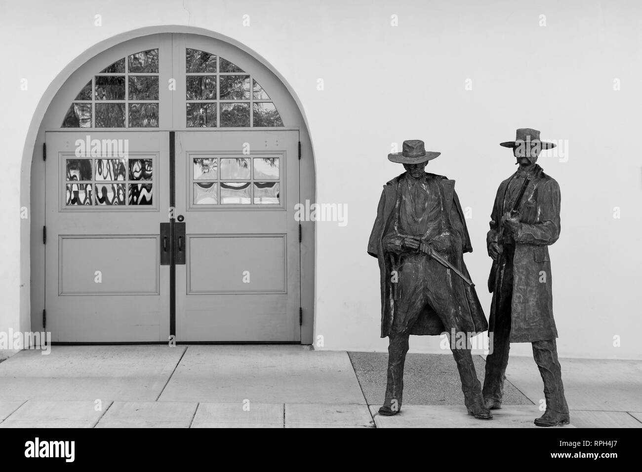 Bronze Statuen von Doc Holiday und Wyatt Earp zum Gedenken an die Erschießung von Frank Stilwell, in der Nähe des ehemaligen Tuscon Railroad Depot, heute ein Museum Stockfoto