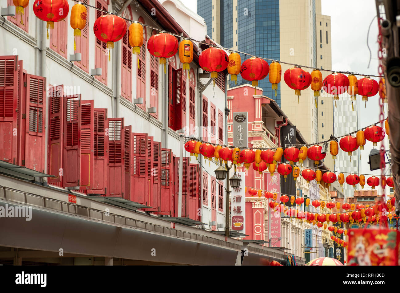 Laternen erweitern über die Gebäude, Chinatown, Singapur Stockfoto