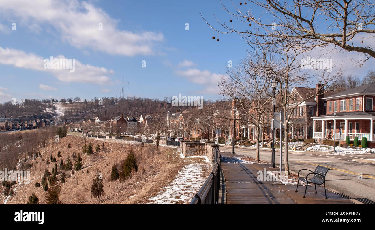 Eine Straße und Hang in der summerset Nachbarschaft von Pittsburgh, Pennsylvania, USA im Winter 2019 Stockfoto