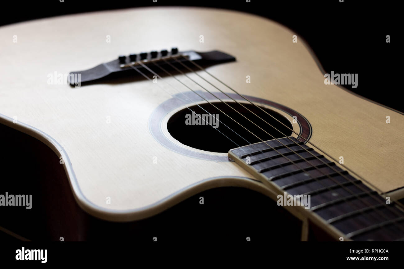 Holz- Gitarre mit Beleuchtung auf den Körper Textur der Gitarre zu zeigen Stockfoto