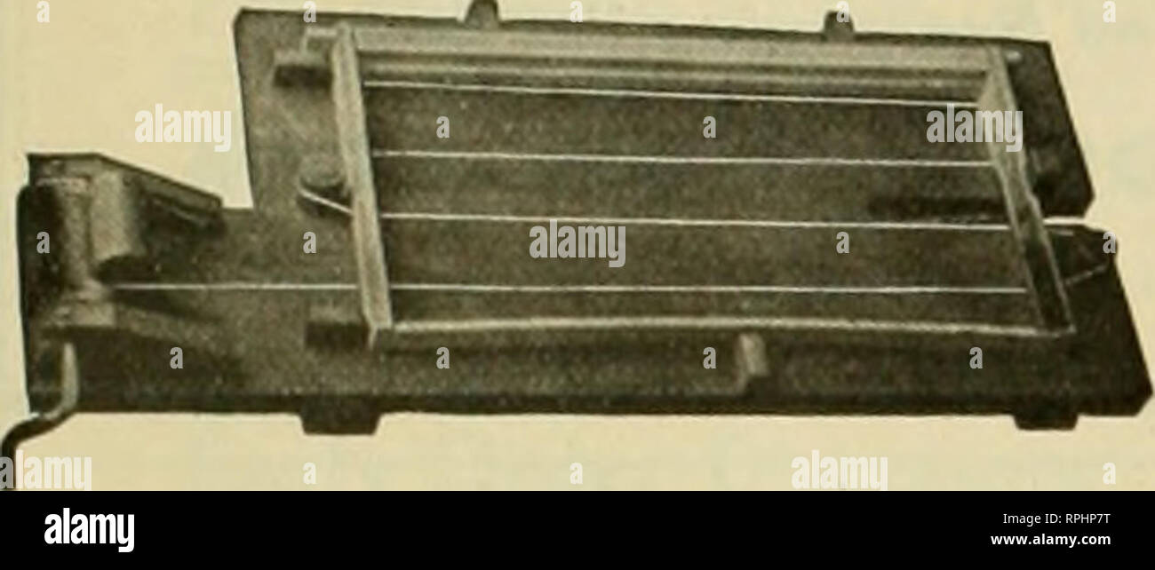 . American bee Journal. Biene Kultur; Bienen. 1917 AMERICAN BEE JOURNAL 399 Geflügel Geflügel Verbrauchsmaterial Verbrauchsmaterial aller Art, am besten automatische Korn Feeder, Brunnen, Tröge, chemische mash Trichter, Knochen Mühlen, Ausstellung und Versand coops, bein Bands, Shell, Grit, Knochen, Fleisch, Lebensmittel, und Rechtsmittel, die ALLES, WAS SIE WOLLEN. Auch Taube, Zwinger und Biene liefert. Runde frei. Eureka Supply House Box B-403, - Aurora, Illinois. Patentierte WRIGHTS FRAME-VERKABELUNG GERÄT Die meisten Rapid im Einsatz. Spart Kosten der Maschine an einem Tag. Strengere Kabel, keine Knicke, nosore Hände. Preis, Fz. So. Postpaid in US A. G. W. Wright Firma, Stockfoto