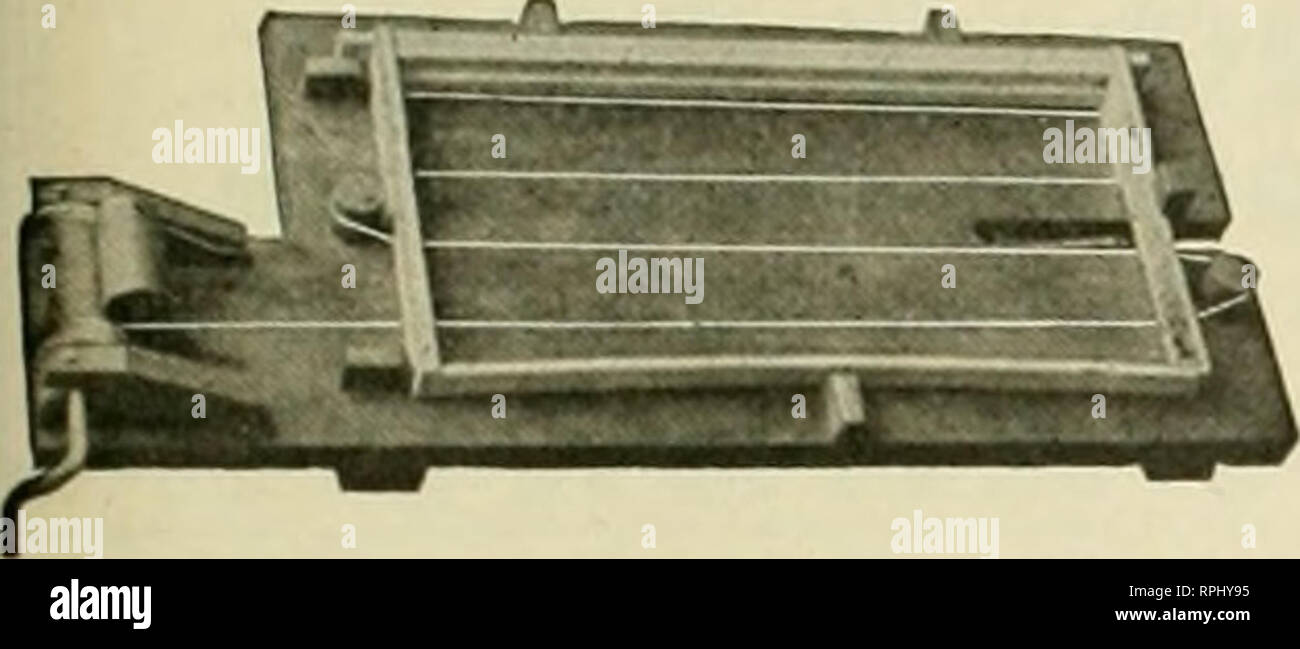 . American bee Journal. Biene Kultur; Bienen. 1917 AMERICAN BEE JOURNAL 255 Geflügel Geflügel Verbrauchsmaterial Verbrauchsmaterial aller Art, am besten automatische Korn Feeder, Brunnen, Tröge, chemische masli tioppers, Knochen Mühlen, Ausstellung und Versand coops, bein Bands, Shell, Grit, Knochen, Fleisch, Lebensmittel, und Rechtsmittel, die ALLES, WAS SIE WOLLEN. Auch Taube, Zwinger und Biene liefert. Runde frei. Eureka Supply House Box B-403, - Aurora, Illinois. Die patentierte WRIGHT FRAME-VERKABELUNG GERÄT Die meisten Rapid im Einsatz. Spart Kosten der Maschine an einem Tag. Strengere Kabel, keine Knicke, nosore iiands. Preis. $ 2.50. U, S A. G. W. Wright Comp Postpaid Stockfoto