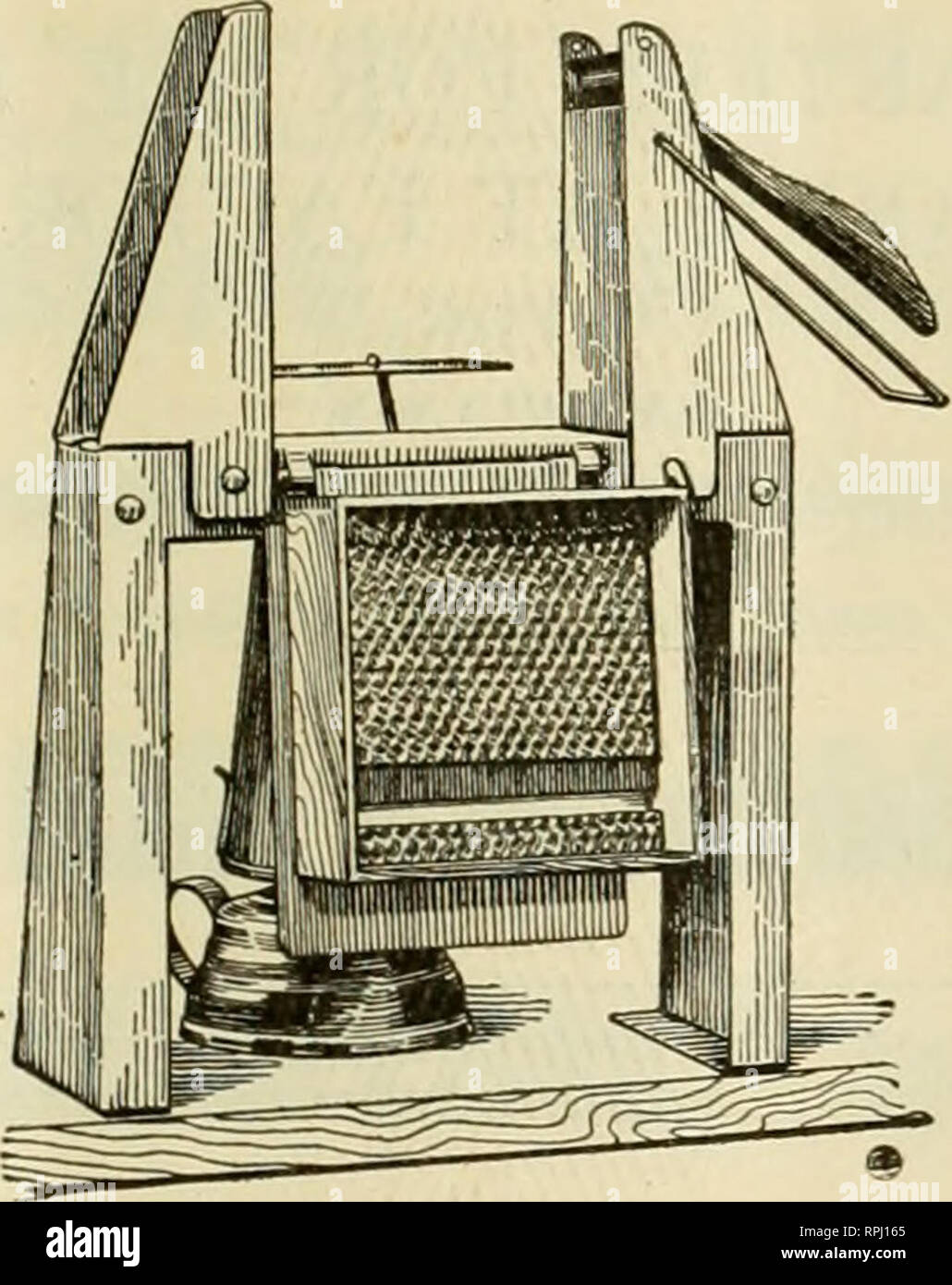 . American bee Journal. Biene Kultur; Bienen. Der WOODMAN ABSCHNITT FIXER eine kombinierte Abschnitt drücken und Stiftung Reißverschluss aus gepresstem Stahl Konstruktion. Einer der großen Vorteile dieser Maschine hat über alle anderen auf den Markt, die in der oberen und unteren Starter ist. Sie AL-möglichkeiten Griff große Stücke von Stif- DIERUNG. Wissen Sie, wie schwer es ist, kleine Stücke für unteren Vorspeisen zu setzen. Mit dieser Maschine ein großes Stück Fundament gesetzt und der Heizplatte wird wieder zum Schneiden es o £ f. Dabei den engen unten Starter. Was ist links vom großen Stück ist dann für die Top starter set. Preis o Stockfoto