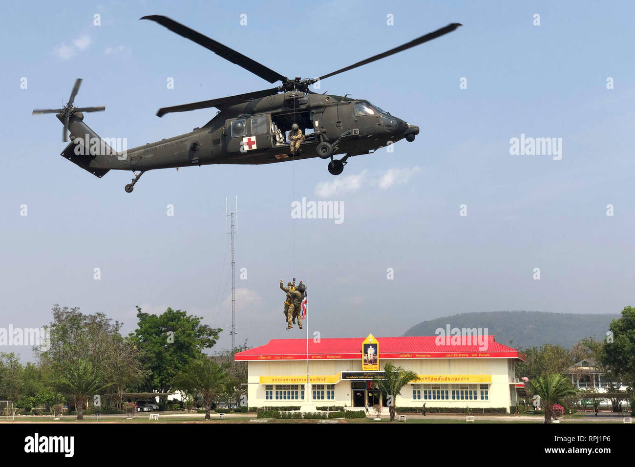 Soldaten mit 2 Bataillon, 25 Aviation Regiment, und 1-2 Stryker Brigade Combat Team Verhalten hoist Ausbildung bei der Provinz Phitsanulok in Thailand, Jan. 17, 2019. Dies wurde bei Cobra Gold, eine Übung, die die regionale Sicherheit zu fördern und wirksame Antworten auf Krisen sicherzustellen, indem eine robuste multinationale Truppe mit gemeinsamen Zielen und Verpflichtungen. (Foto mit freundlicher Genehmigung der US-Armee) Stockfoto