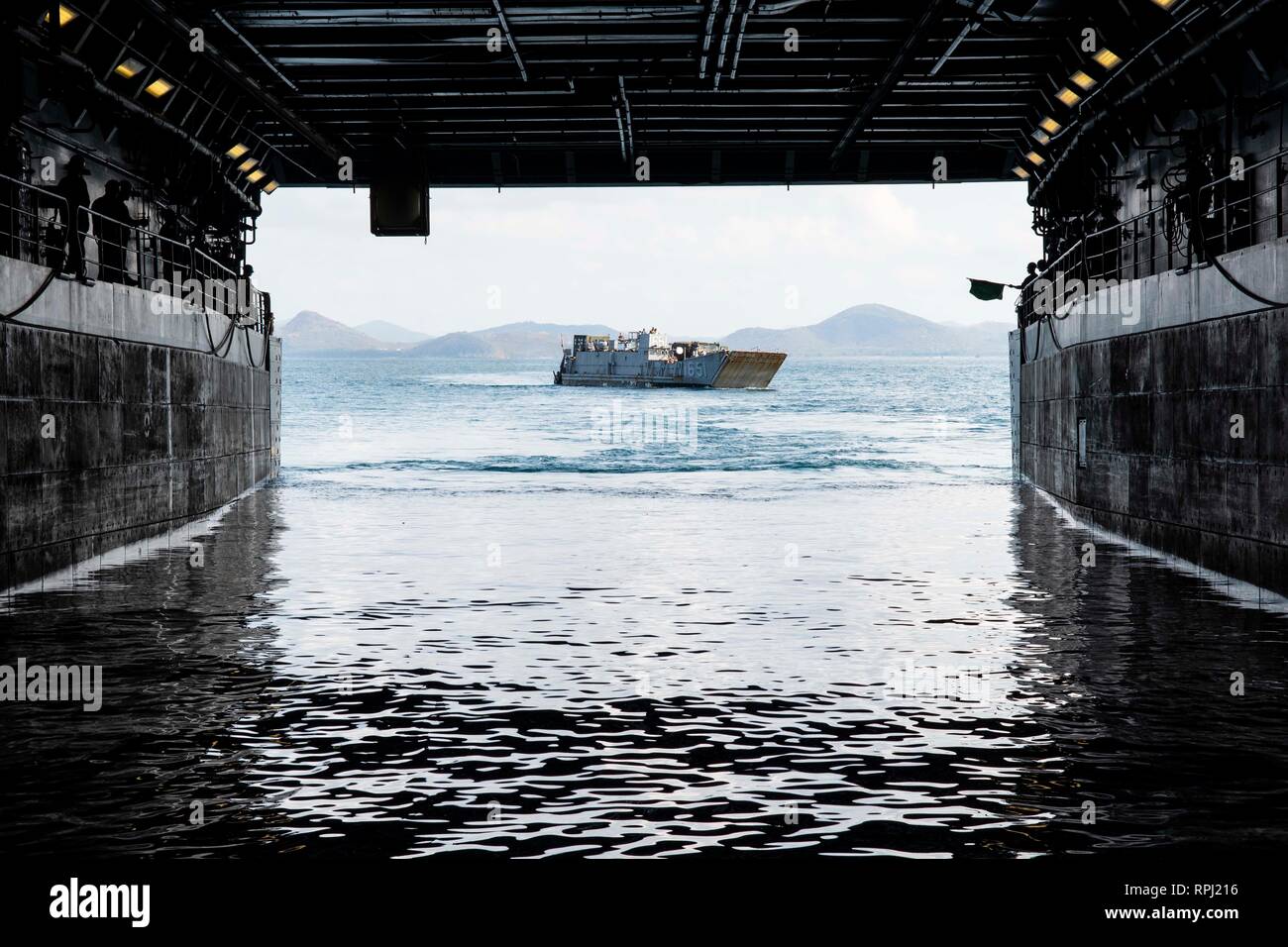 190221-N-DX 072-1063 GOLF VON THAILAND (Feb. 21, 2019) - Landing Craft, Utility (LCU) 1651, zugeordnet zu den Naval Beach (NBU) 7, Ansätze der gut Deck des amphibious Transport dock Schiff USS Green Bay LPD (20). Green Bay, Teil der Wasp amphibischen bereit, Gruppe, mit Eingeschifft 31 Marine Expeditionary Unit (MEU), in Thailand, die in der Übung Cobra Gold 2019 zu beteiligen. Cobra Gold ist eine multinationale Übung von Thailand und den Vereinigten Staaten gefördert werden, ist entworfen, um die regionale Sicherheit und wirksame Reaktion auf die Krise Kontingenzen durch ein robustes Multinationale Truppe zu hinzufügen Stockfoto