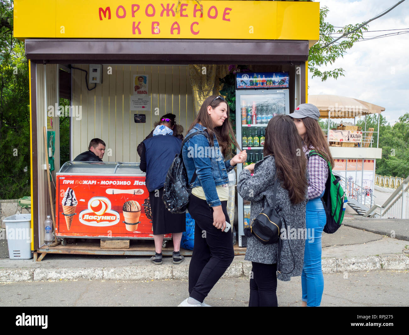 Ein Stall mit Getränken in der Hauptstadt von Transnistrien, eine Pause vom Staat aus der Republik Moldau. Stockfoto