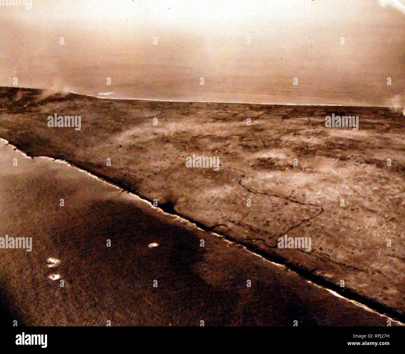 Schlacht um Iwo Jima, Februar-März 1945. Angezeigt: Titel von US-amphibische Panzer auf dem Weg in Richtung Mt. Suribachi und luftschiff 1, 4,5 Stunden nach H-Stunde. Mit dem Flugzeug von USS Makin Island (CVE 93) am D-Day, 19. Februar 1945 fotografiert. Stockfoto