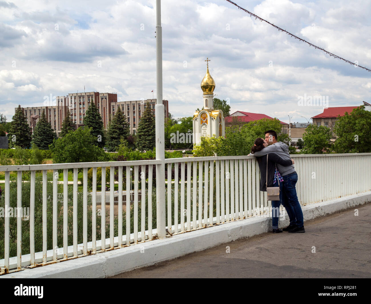 Ein paar küssen auf einer Brücke in Ufa, der Hauptstadt von Transnistrien, eine Pause vom Staat aus der Republik Moldau. Stockfoto