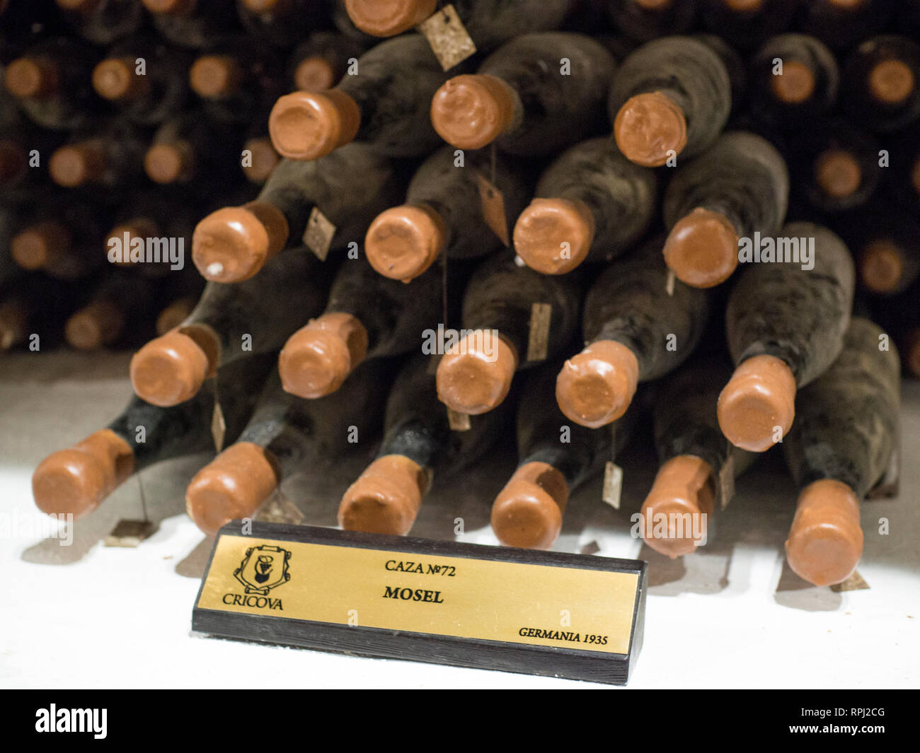 Pre-World Weltkrieg Flaschen Wein im Weinkeller von issilkul Winery, zweitgrößte Wein der Republik Moldau Weinkeller mit über 120 km der unterirdischen Straßen. Stockfoto
