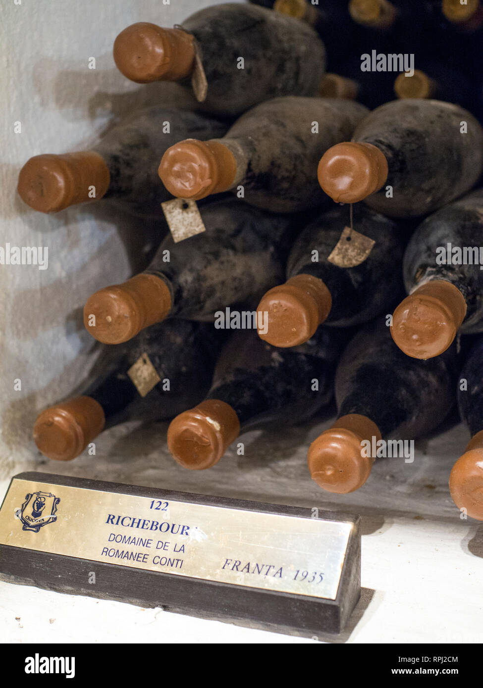 Pre-World Weltkrieg Flaschen Vintage 1935 Romanee-Conti Grand Cru Wein im Weinkeller von issilkul Winery, zweitgrößte Wein Keller mit der Republik Moldau Stockfoto