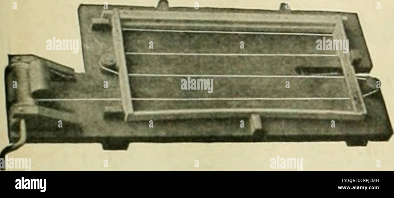 . American bee Journal. Biene Kultur; Bienen. 1917 AMERICAN BEE JOURNAL 219 Geflügel Geflügel Verbrauchsmaterial Verbrauchsmaterial aller Art, am besten automatische Korn Feeder, Brunnen, Tröge, chemische mash Trichter, Knochen Mühlen, Ausstellung und Versand coops, bein Bands, Shell, Grit, Knochen, Fleisch, Lebensmittel, und Rechtsmittel, die ALLES, WAS SIE WOLLEN. Auch Taube, Zwinger und Biene liefert. Runde frei. Eureka Supply House Box B-403, - Aurora, Illinois. Die patentierte WRIGHT FRAME-VERKABELUNG GERÄT Die meisten Rapid im Einsatz. Spart Kosten der Maschine an einem Tag. Strengere Kabel, keine Knicke, nosore Hände. Preis. $ 2.50. U S A. G. W. Wright Firma Postpaid Stockfoto