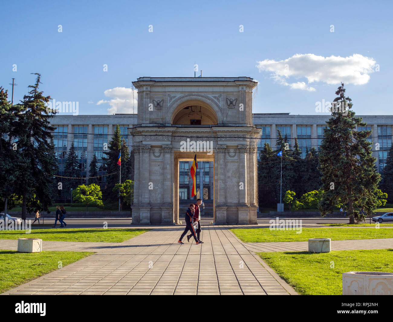 Der Triumphbogen gegenüber dem Regierungsgebäude im Zentrum von Chisinau, der Hauptstadt Moldawiens. Stockfoto