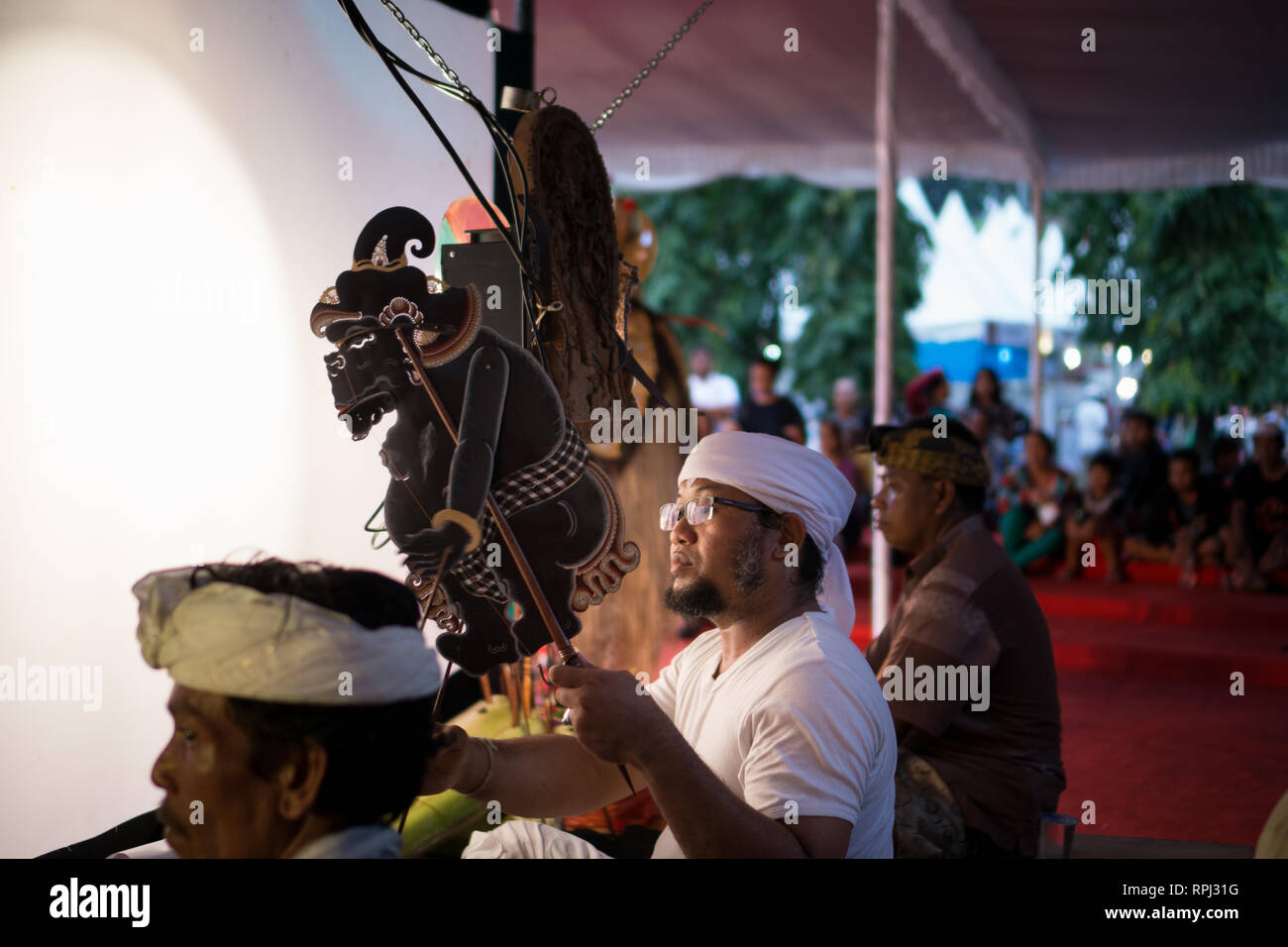 Master of Puppets balinesische Schattenfiguren tut Leistung in Denpasar. Stockfoto