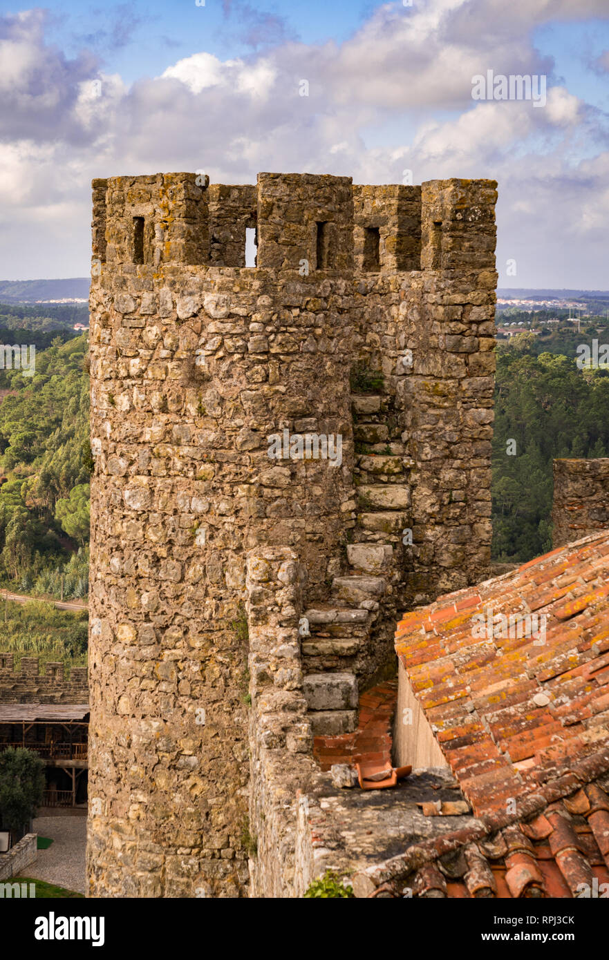 Mittelalterlichen Burg Turm schließen oben mit Landschaft und blauer Himmel. Stockfoto