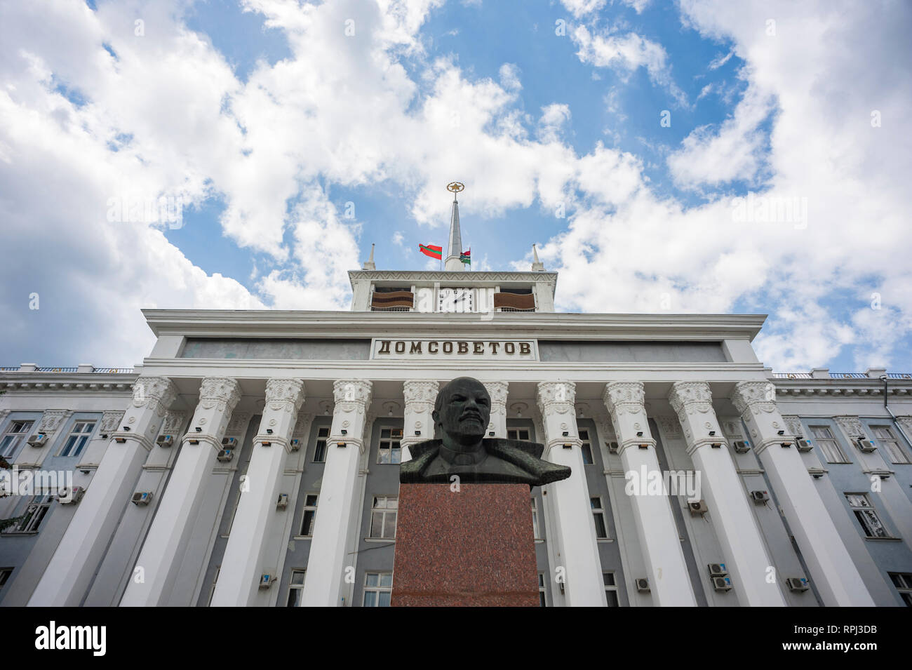 Der Rat der Stadt mit einer Statue von Lenin in Ufa, der Hauptstadt von Transnistrien, eine Pause vom Staat aus der Republik Moldau. Stockfoto