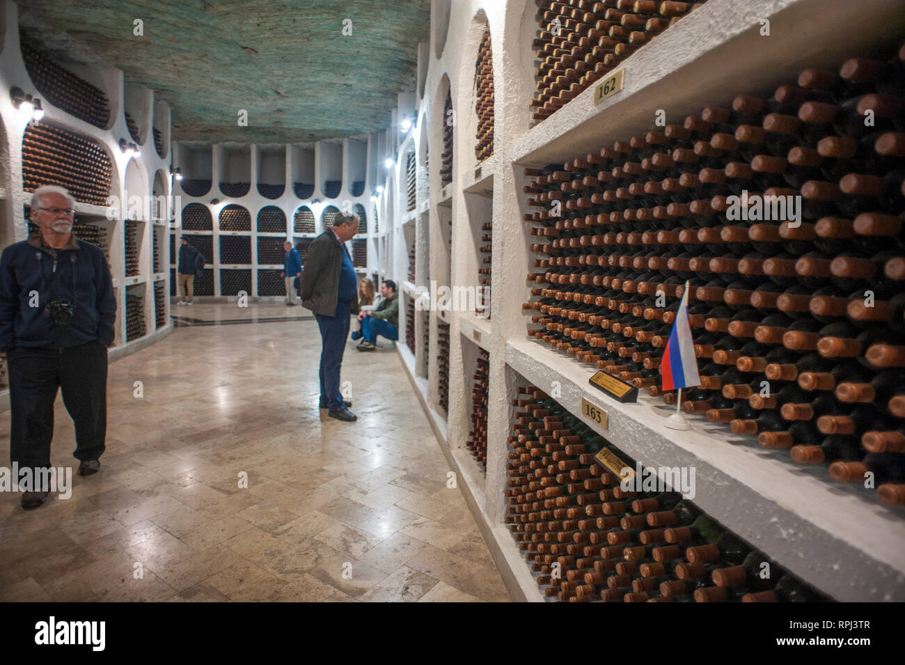 Touristen bewundern die Weinkeller von issilkul Winery, zweitgrößte Wein der Republik Moldau Weinkeller mit über 120 km der unterirdischen Straßen. Stockfoto