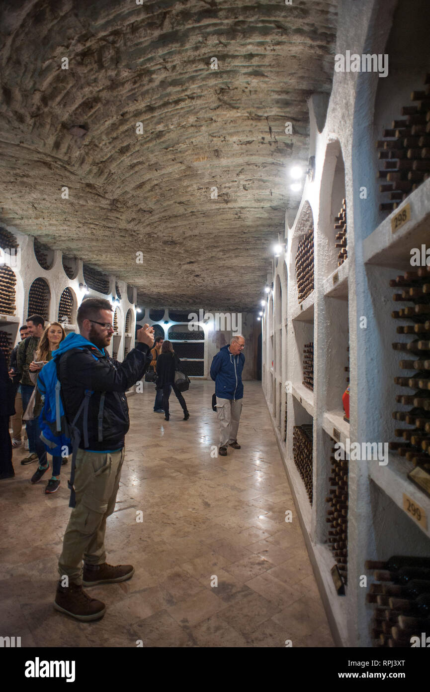 Touristen bewundern die Weinkeller von issilkul Winery, zweitgrößte Wein der Republik Moldau Weinkeller mit über 120 km der unterirdischen Straßen. Stockfoto