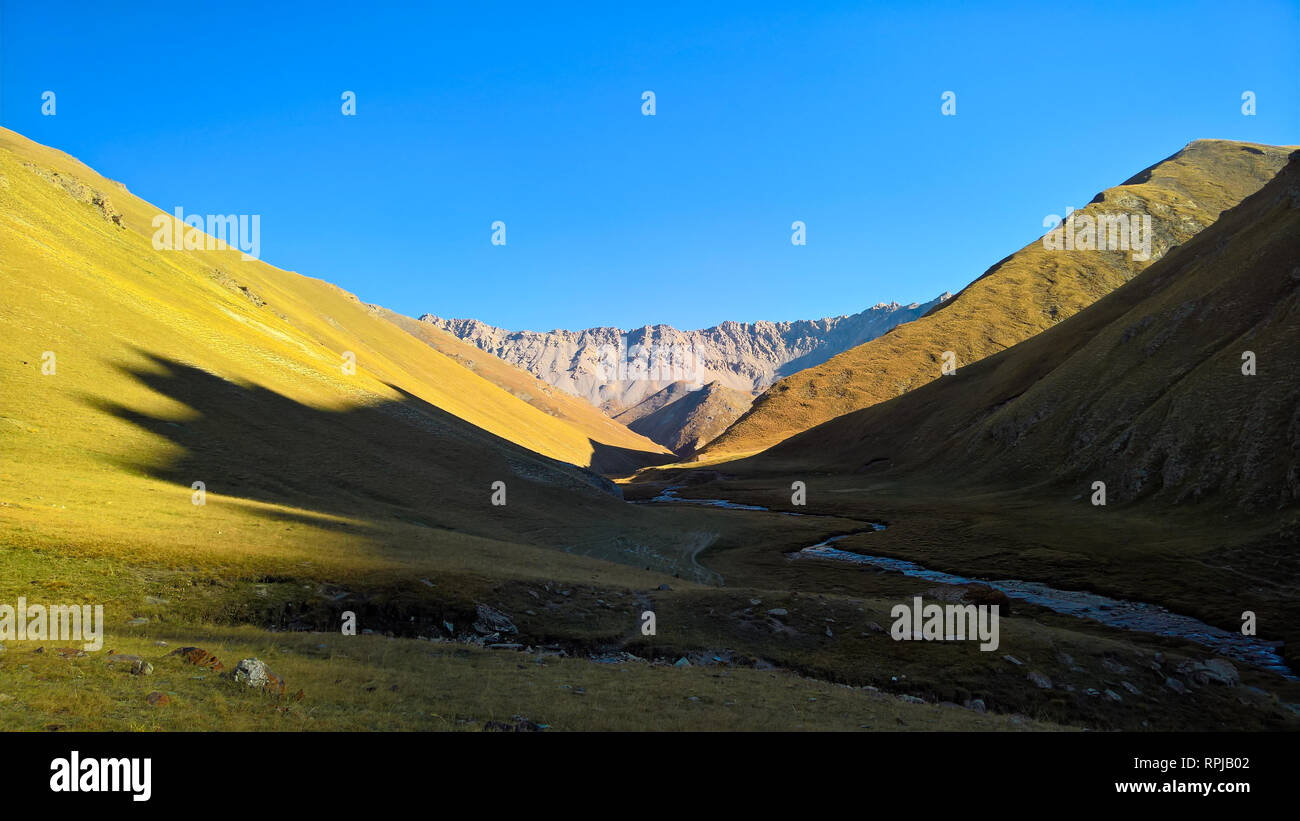 Blick auf den Sonnenuntergang zu Tash-Rabat Fluss und Tal, Provinz Naryn, Kirgisistan Stockfoto