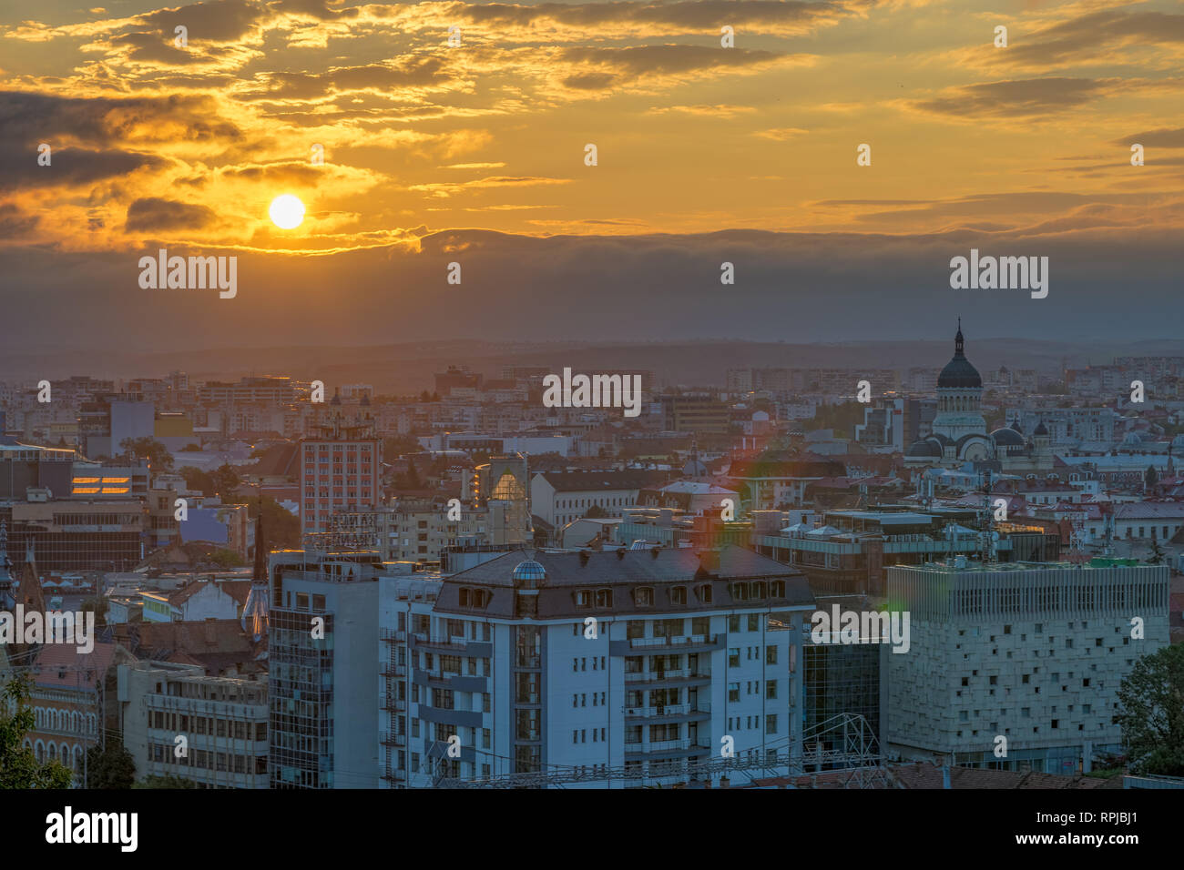 Cluj Stadtübersicht bei Sonnenaufgang von cetatuia Hill in Cluj-Napoca, Rumänien. Stockfoto
