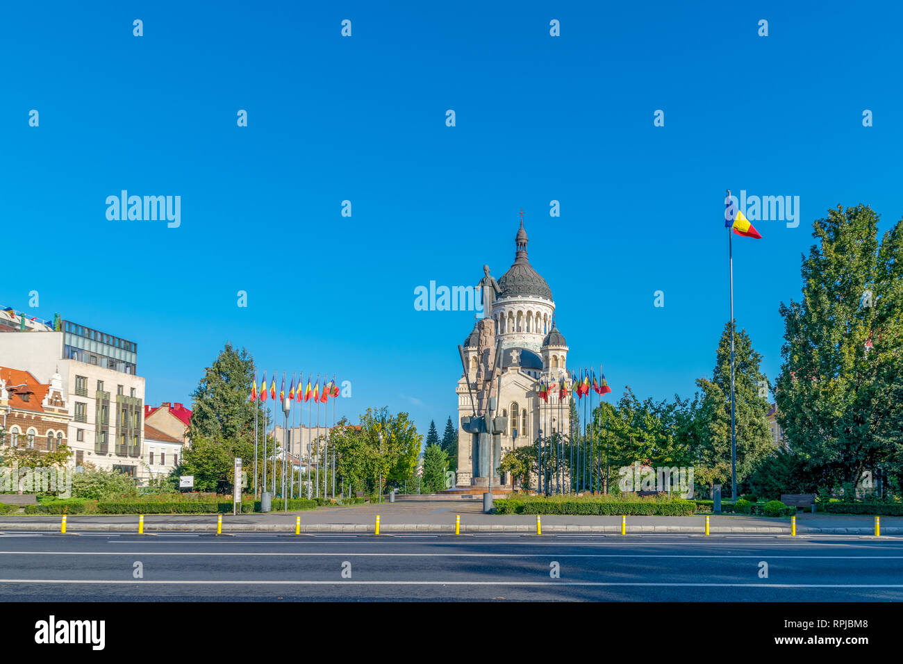 Blick auf die Avram Iancu Square und der entschlafung der Gottesgebärerin Kathedrale, die meisten berühmten rumänischen Orthodoxen Kirche von Cluj-Napoca, Rumänien. Stockfoto