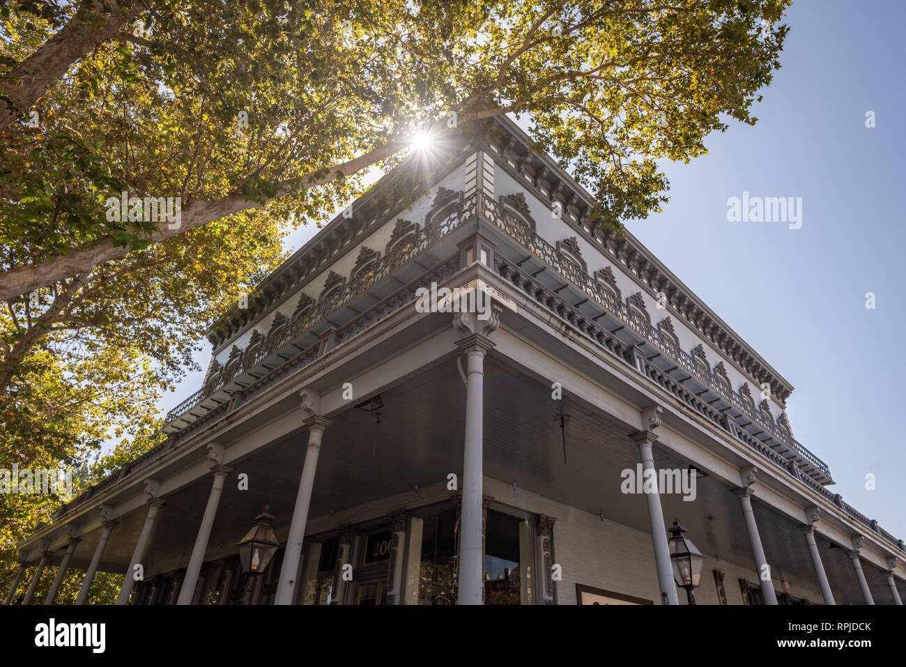Prima mitweinander Heritage House malte hauptsächlich in Grau und von unten mit Sonnenstrahlen, die auf der Kante des Daches berücksichtigt. In der Altstadt von Sacramento, Kalifornien Stockfoto