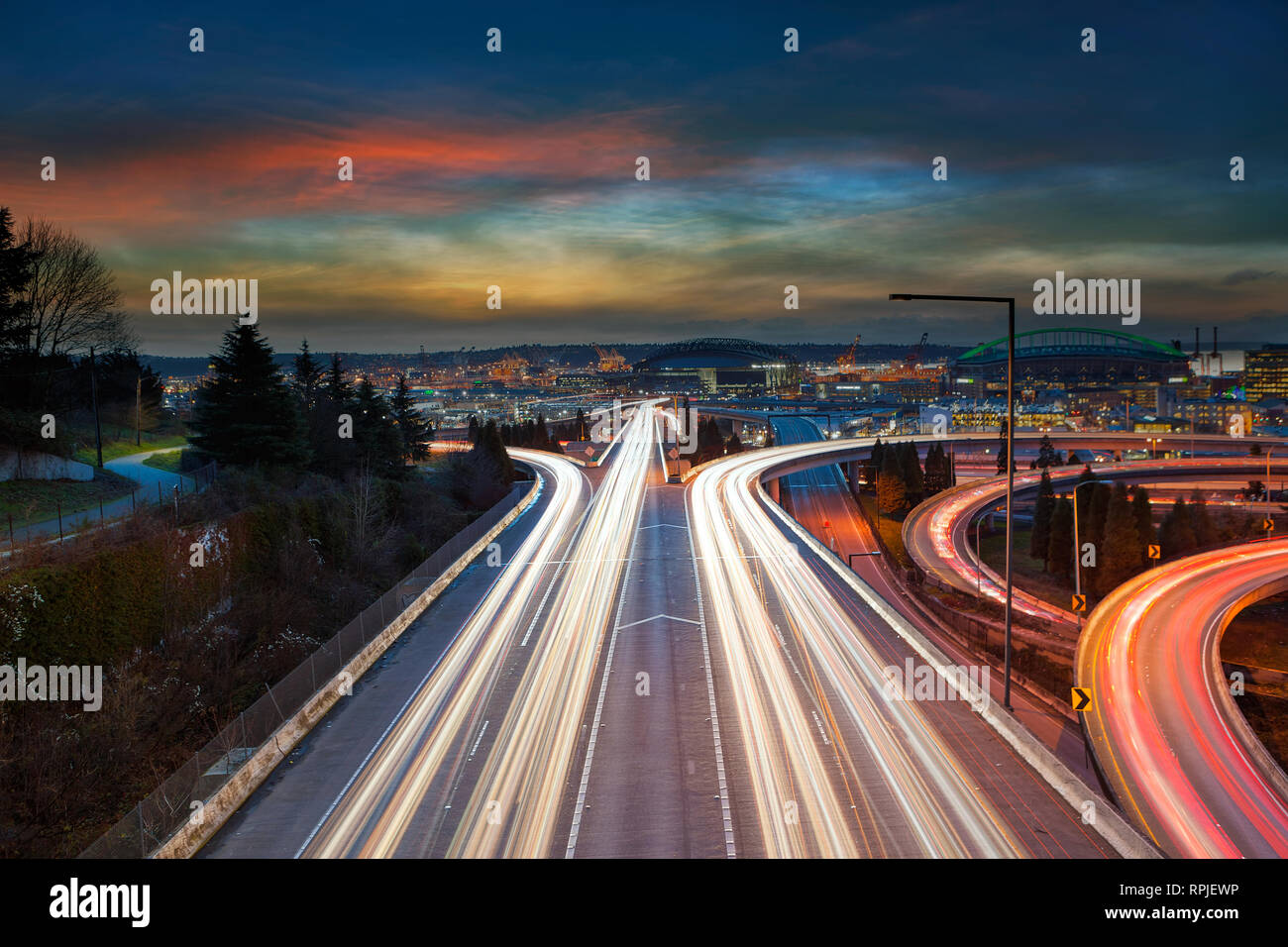 Autobahn Ampel trails bei Sonnenuntergang in Seattle, Washington Stockfoto