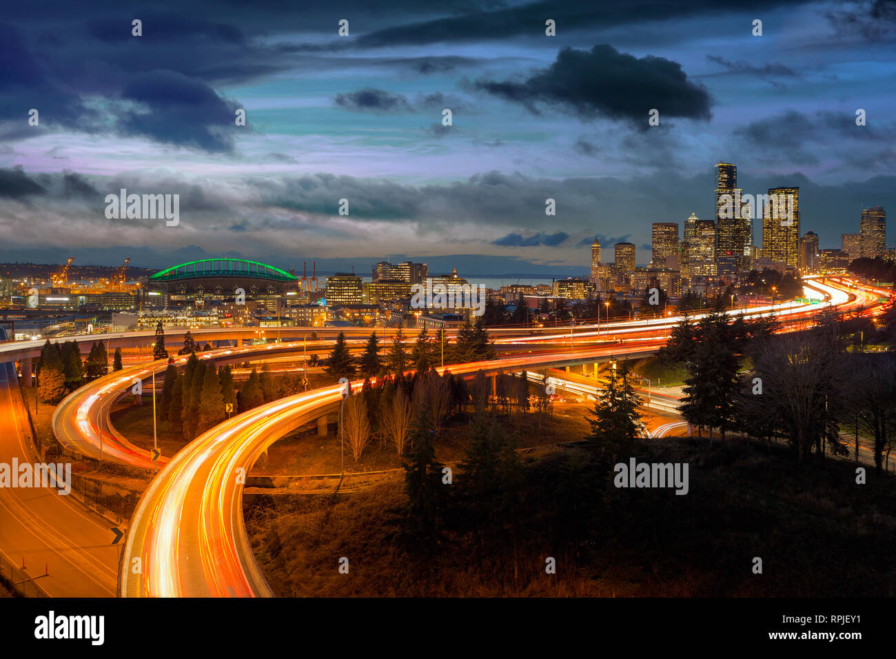 Seattle, Washington die Skyline der Stadt und der Autobahn bei Sonnenuntergang blaue Stunde Stockfoto