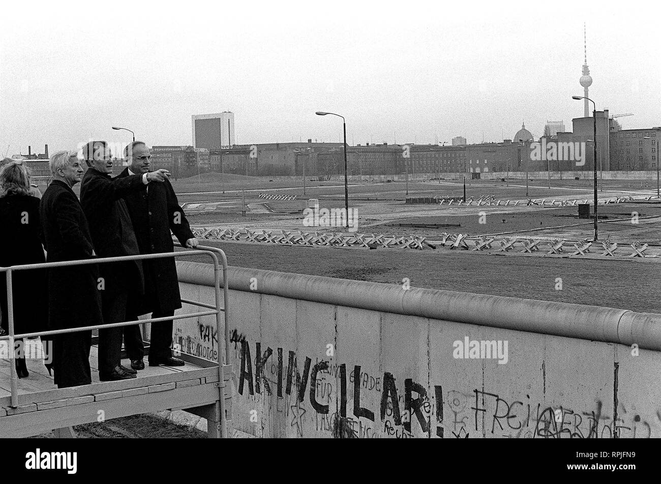Vice President George Bush sieht über die Berliner Mauer in Ost-berlin während seiner Tour durch die Stadt. Er ist der regierende Bürgermeister von weizacker und Bundeskanzler Kohl begleitet. Stockfoto