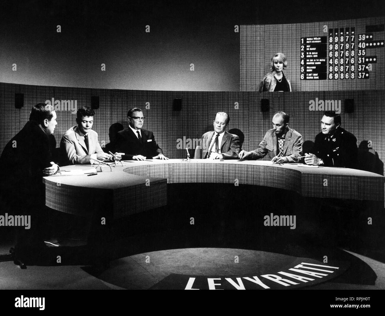 Tesvisio 1957-1965, der erste Fernsehsender in Finnland. Die Rocord Jury. Tesvisio. 'Levyraati'-ohjelma, Jaakko juontaja Jahnukainen. Raadin Eräkare jäsenet: Jopi, Mauno Maunola (Maukka Maunola), Paavo Einiö, tunnistamaton ja Auvo Nuotio. Stockfoto