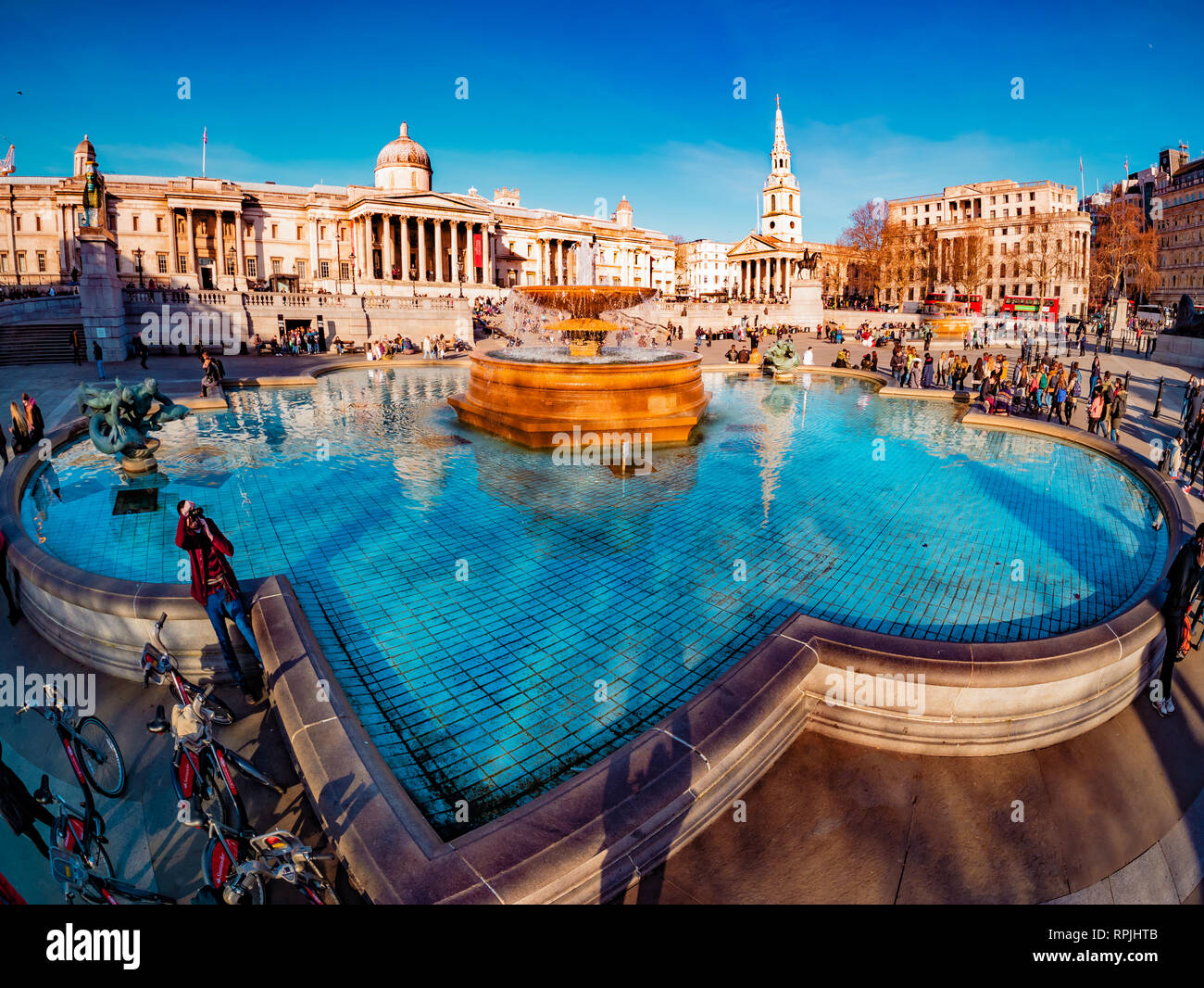 London, England - 14. Februar 2019: weite Aussicht von artesischen Brunnen und Leute, Trafalgar Square in London an einem sonnigen Tag Stockfoto