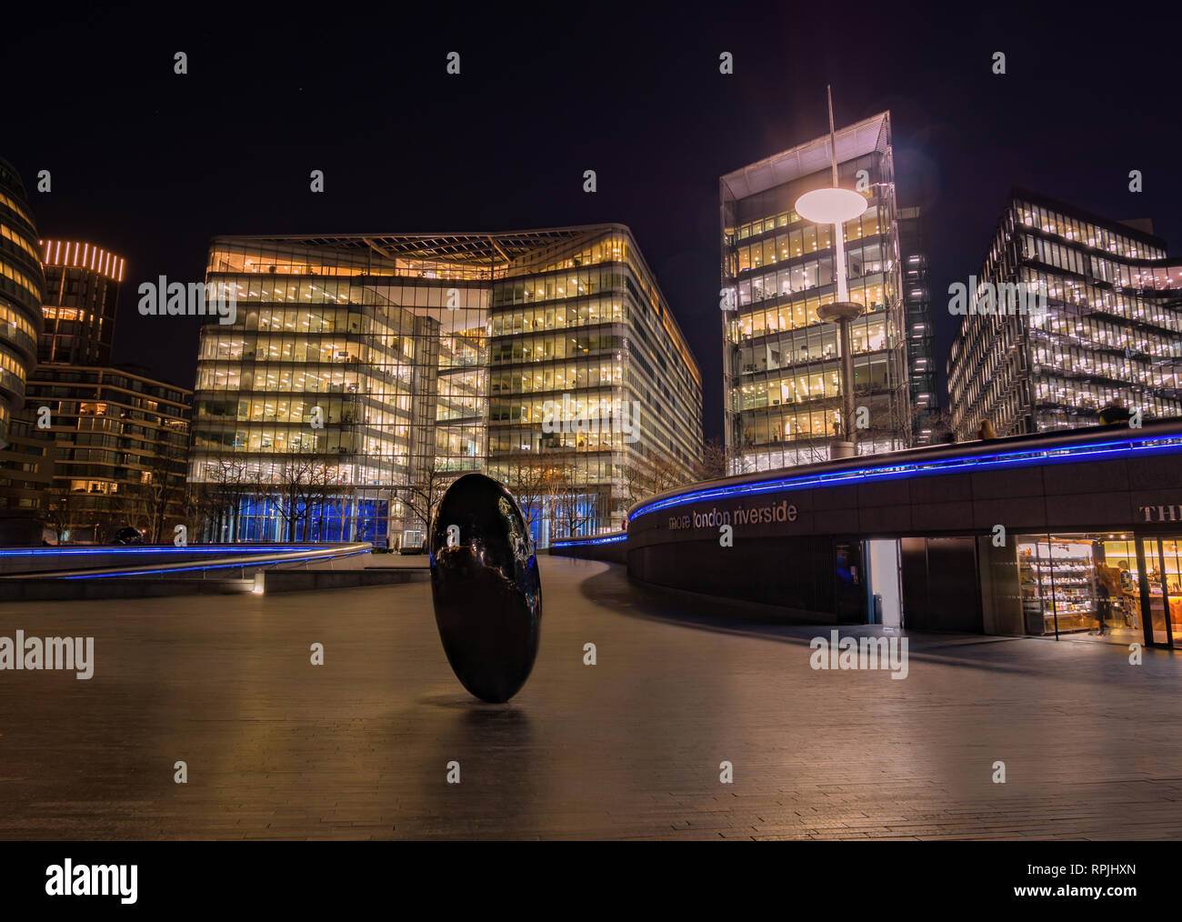 London, England, UK - 21. Februar 2019: Ei form Symbol auf dem Platz von mehr London Riverside in der Nacht in der City von London Stockfoto
