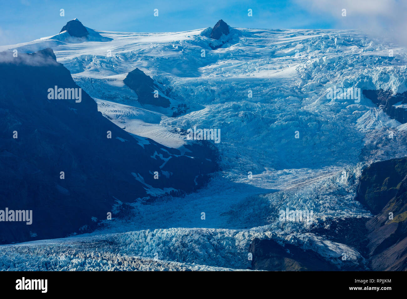 Steile Gletscherspalten im Eis herbst Kviarjokull Gletscher. Vatnajökull Eiskappe, Sudhurland, South East Island. Stockfoto