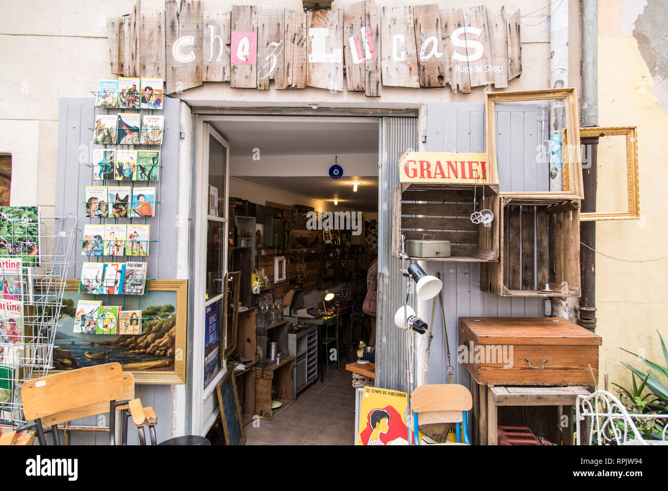 Die storefront von Chez Lucas, einem coolen Shop für Kleinigkeiten in der Panier Viertel (Altstadt) von Marseille, Frankreich. Stockfoto