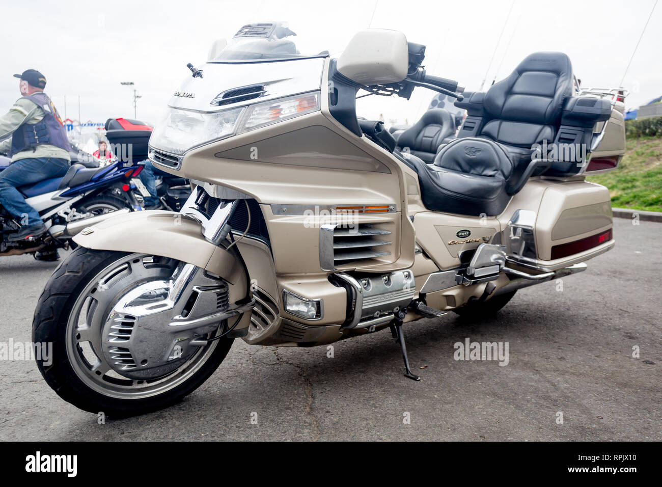 Russland, Wladiwostok, 10/06/2018. Honda GoldWing 1500 Motorrad (Motorrad)  mit dem Fahrrad in die Innenstadt. Classic Bikes, aktiven Lebensstil,  motorb Stockfotografie - Alamy
