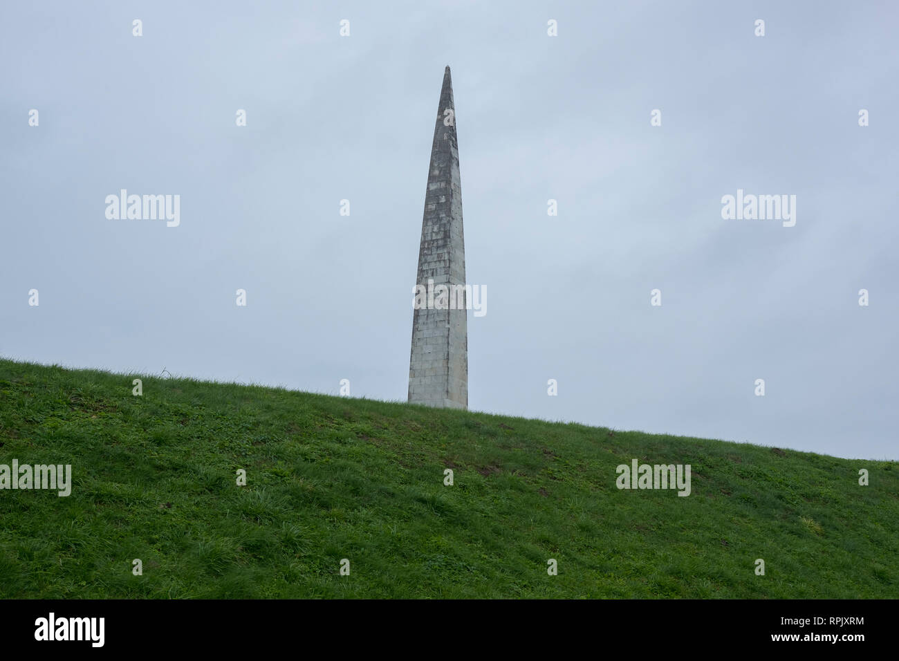 Gedenkstätte für die Opfer des Kommunismus. Das Denkmal besteht aus verschiedenen Plätzen, ein Obelisk und andere brutalist Formen. Es ursprünglich gedacht Russi Stockfoto