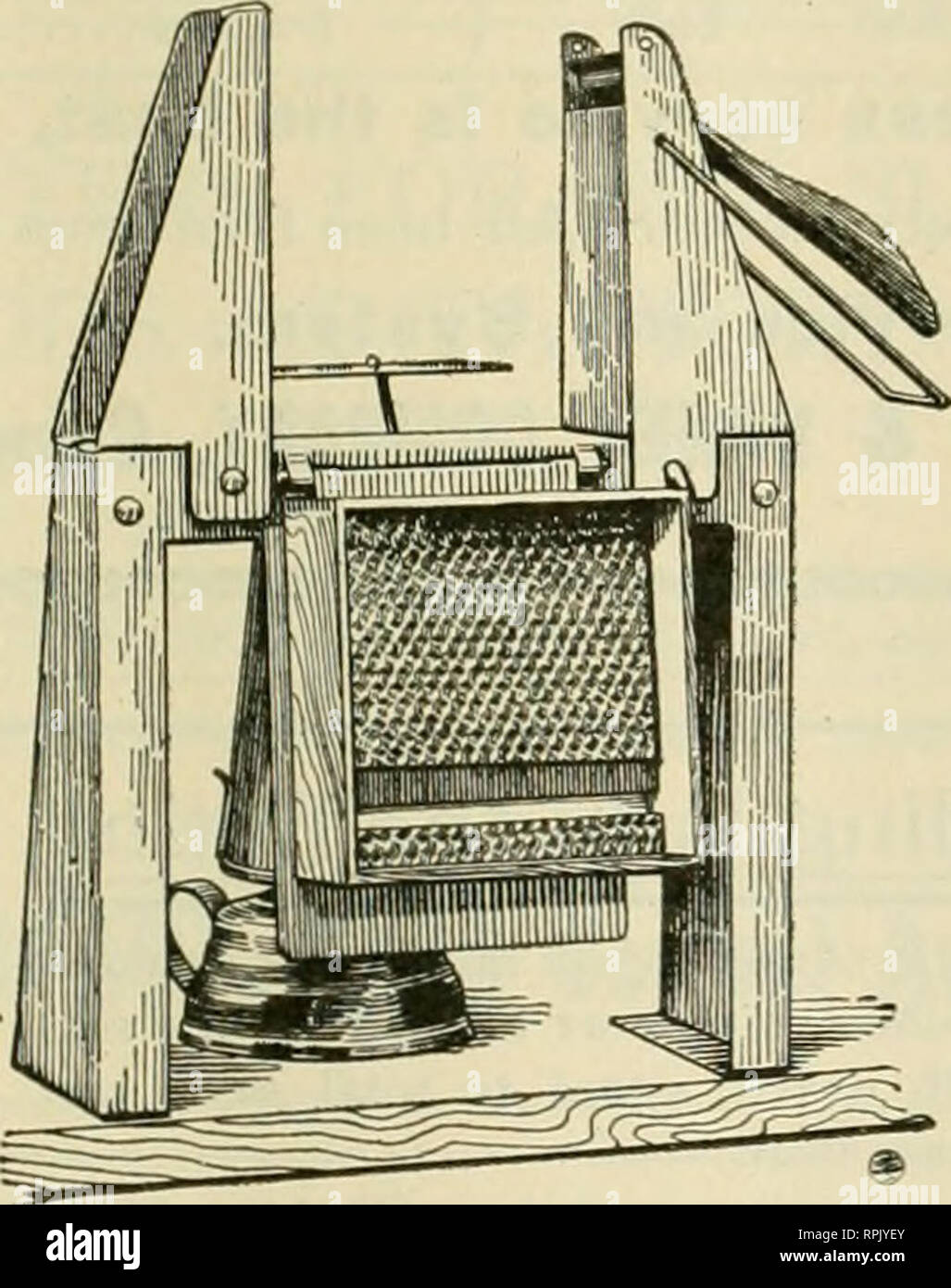 . American bee Journal. Biene Kultur; Bienen. Abschnitt FIXER eine kombinierte Abschnitt drücken und Stiftung Reißverschluss aus gepresstem Stahl Konstruktion. Es lässt die Sektion und setzt sich in der Oberen und Unteren Starter alle an einem Handling, das spart eine Menge Arbeit. Mit der oberen und unteren Vorspeisen der Kamm fest auf allen vier Seiten angebracht ist, eine Anforderung zu grad Lust. Der Wert Ihrer Pflanzen wachsen die von dieser Methode. Der Verkauf von Abschnitt Fixiermitteln hat eine grosse Zunahme dieses Jahr hatte. Dies ist bisher - sive nachweisen, dass sie die allgemeine Zufriedenheit. Sie sind das Schönste auf dem Markt für die purpo Stockfoto