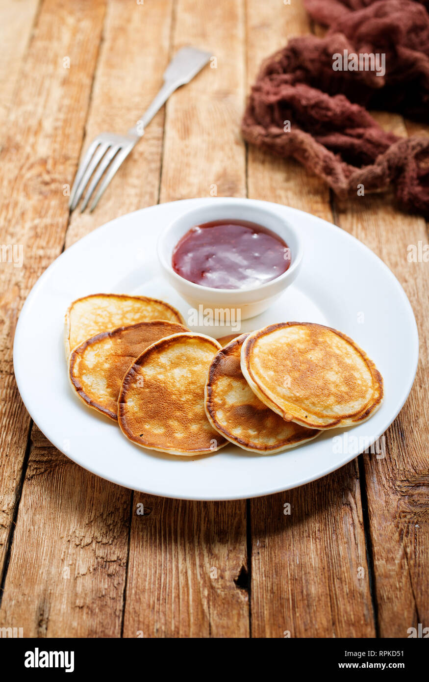 Pfannkuchen mit Marmelade auf dem Teller auf dem Tisch Stockfoto
