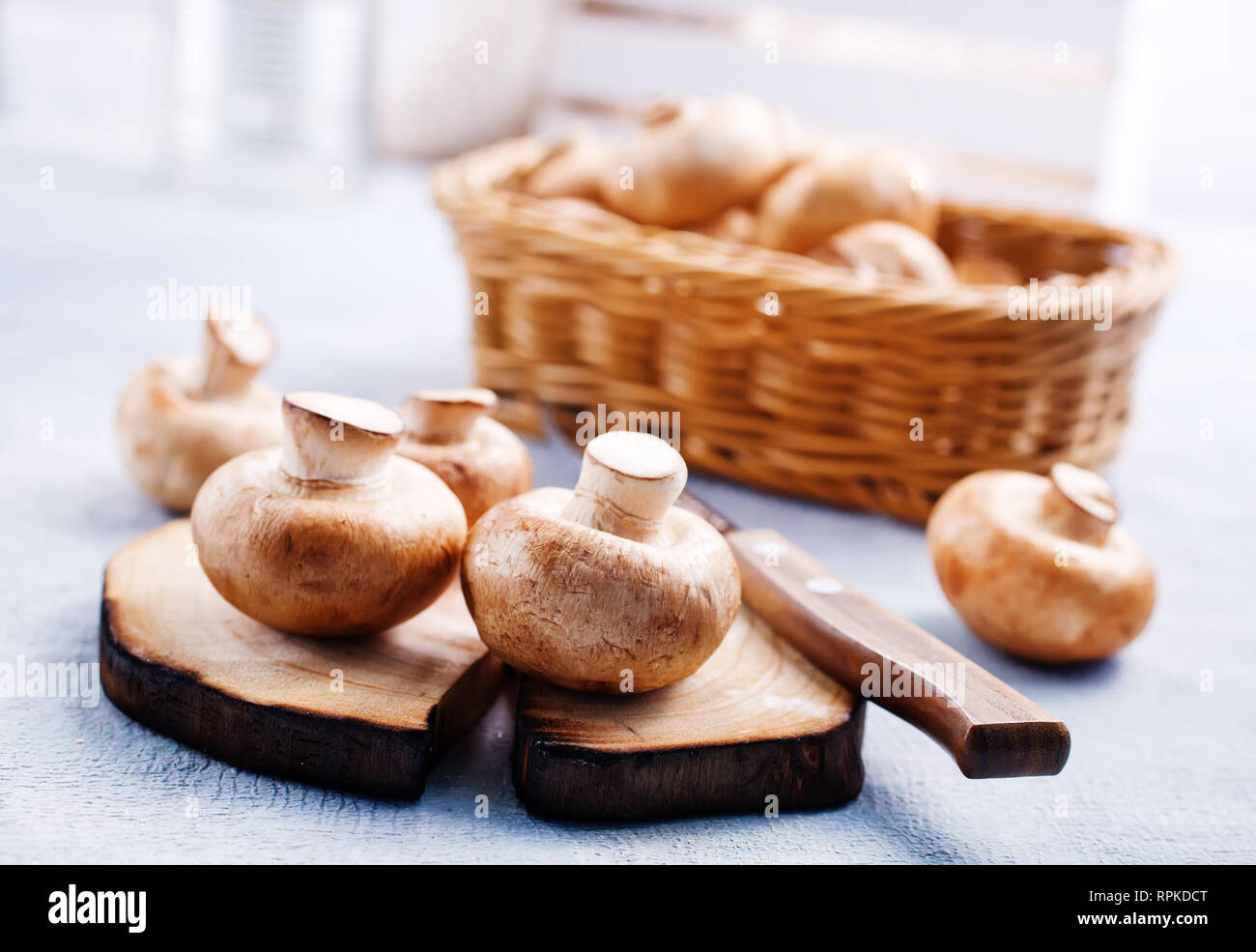 Korb mit Champignon Pilze auf alte Tabelle Stockfoto