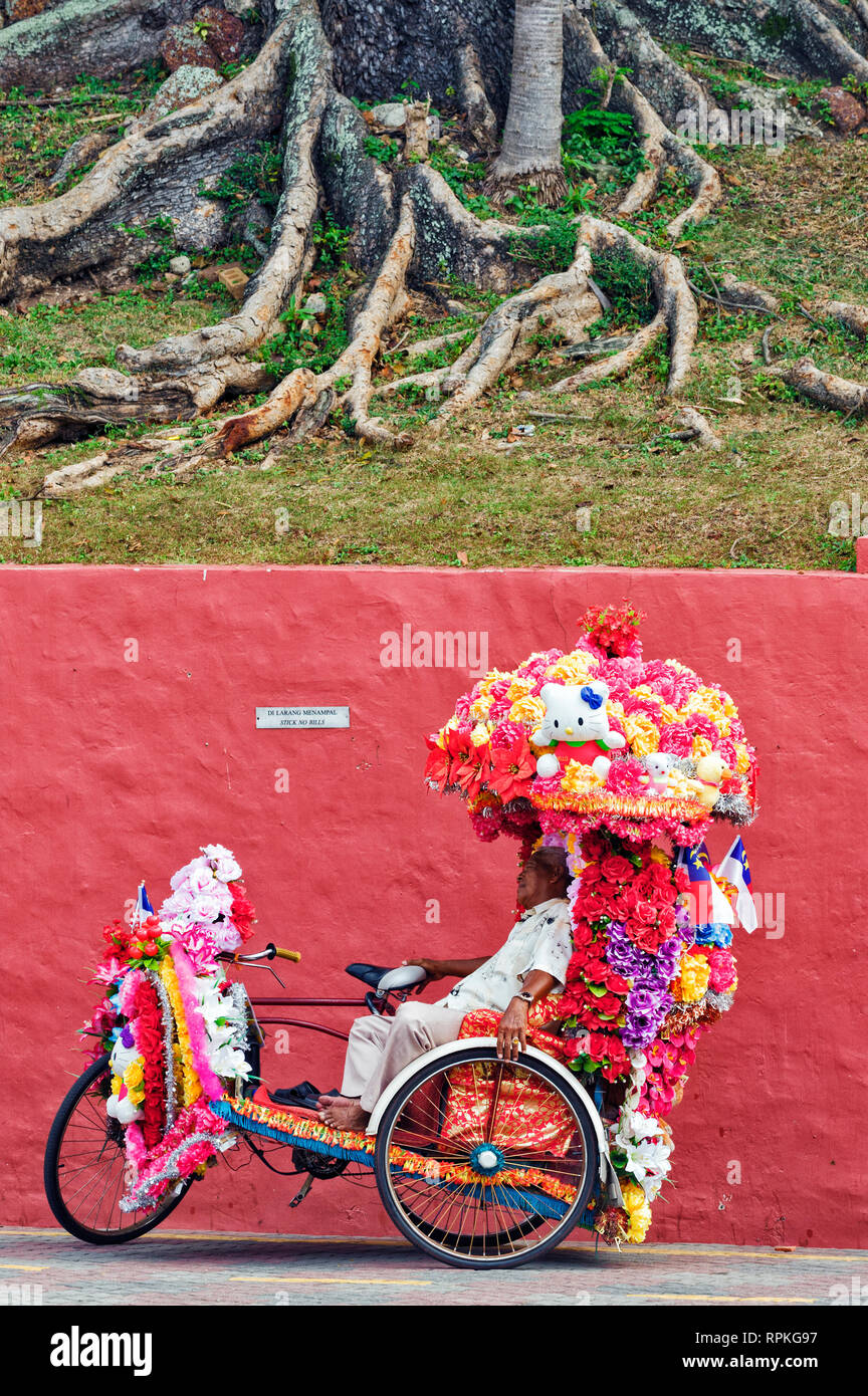 Die bunten Trishaws, eine Form der Fahrrad-powered Rikscha, um in der Stadt der Stadt Malakka, Malaysia Kreuzfahrt Stockfoto