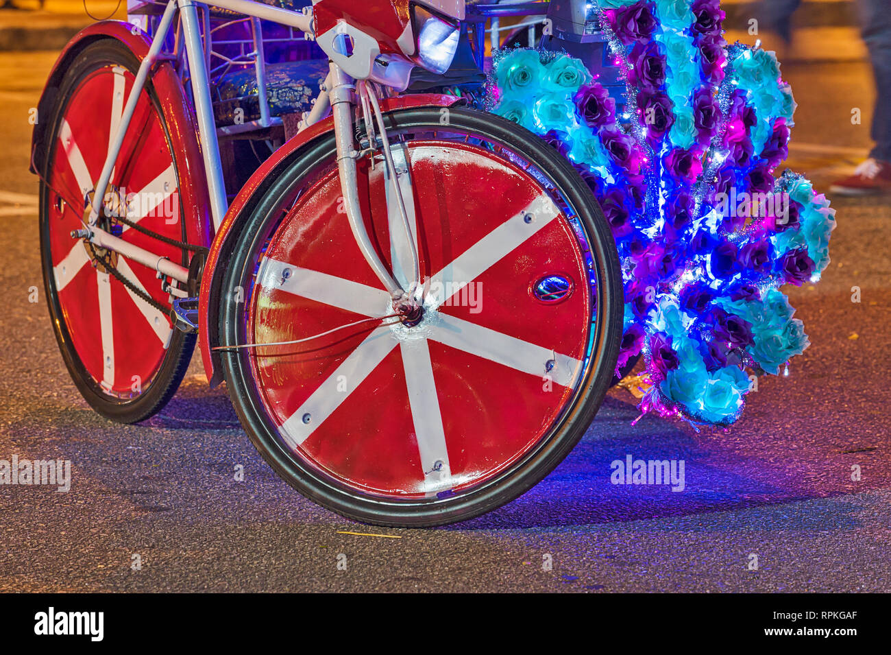 Die bunten Trishaws, eine Form der Fahrrad-powered Rikscha, dass Cruise in der Nacht in der Stadt von Malakka Stadt Stockfoto