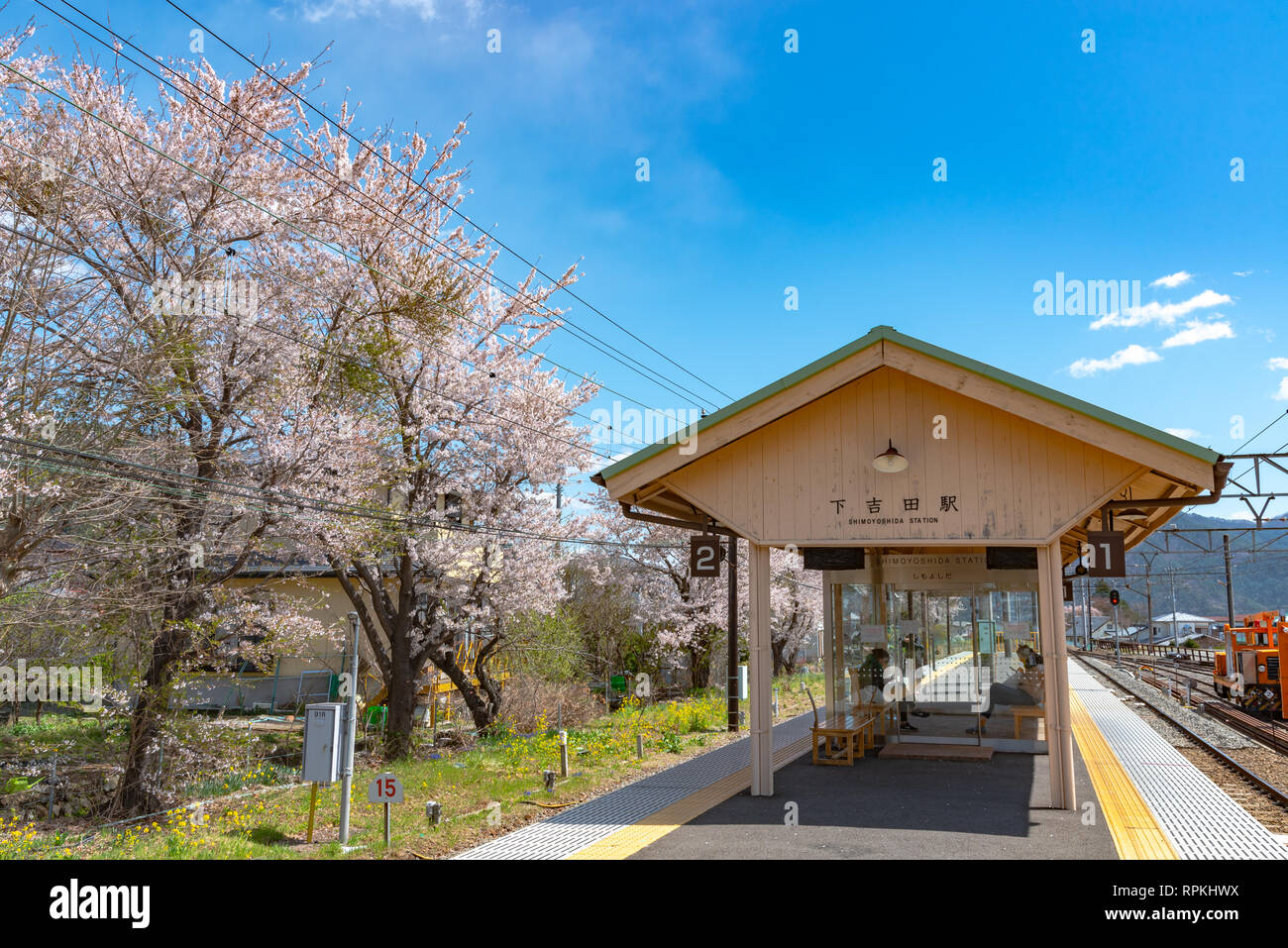 Shimoyoshida Station. In der Nähe der Attraktion in Kawaguchiko gelegen. (In der Nähe von red Chureito Pagode) mit schönen rosa Kirschblüte (Frühling) Stockfoto