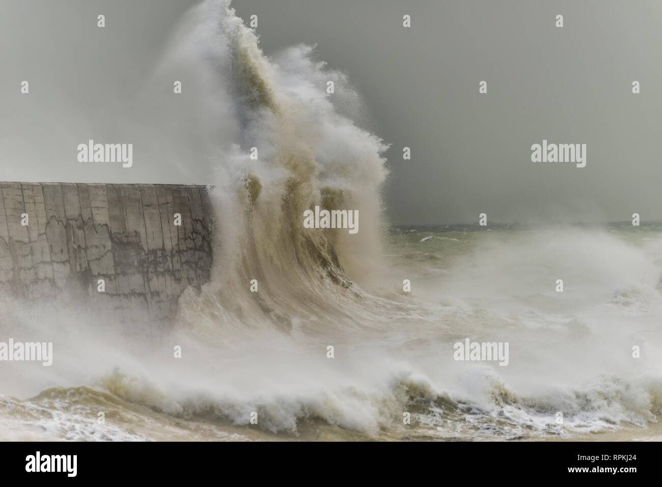 Atemberaubende Wellen über Hafen Wand während des windigen Sturm auf Phillip Island auf der englischen Küste Stockfoto