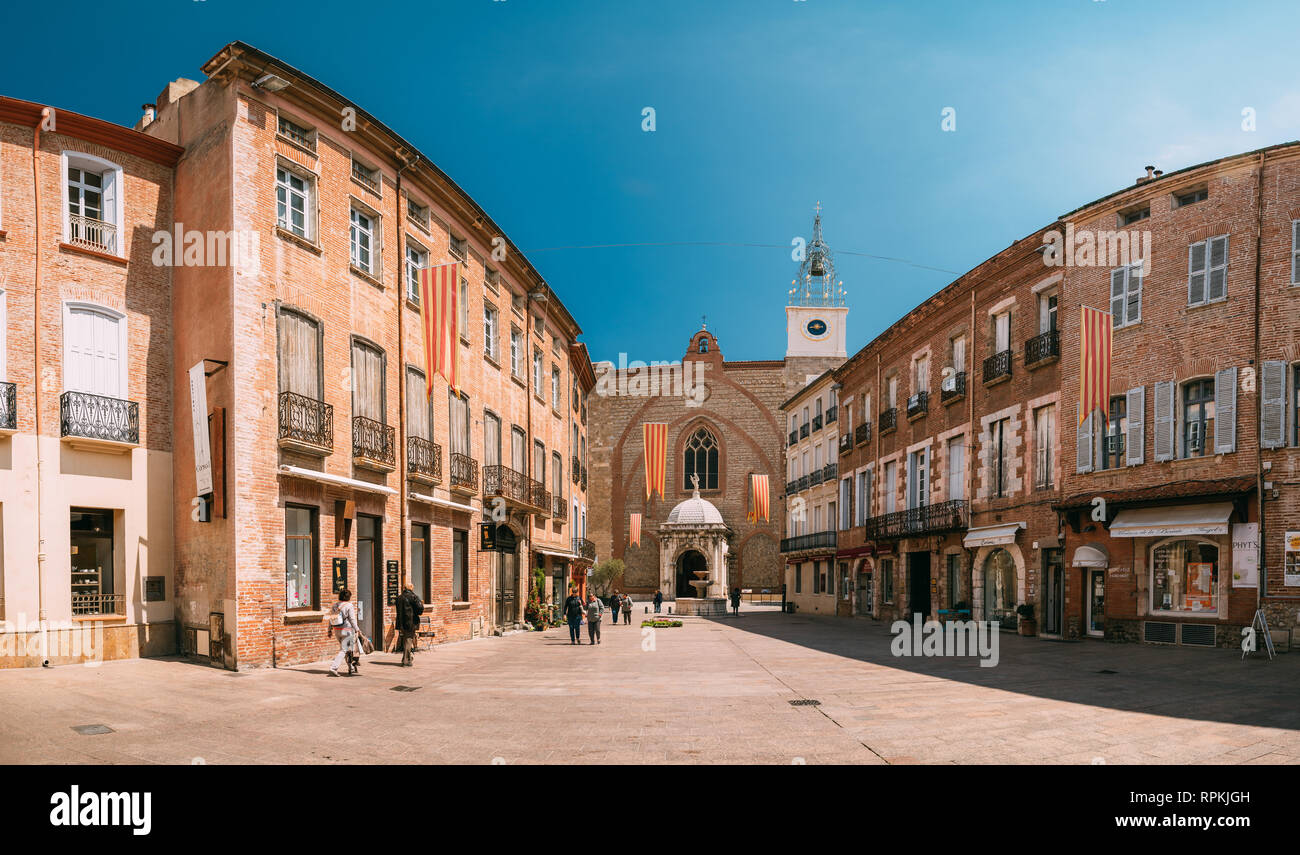 Perpignan, Frankreich - 16. Mai 2018: Leon Gambetta Square und Dom Basilika St. Johannes der Täufer von Perpignan im sonnigen Sommertag. Stockfoto Perpignan, Frankreich - 16. Mai 2018: Leon Gambetta Square und Dom Basilika St. Johannes der Täufer von Perpignan im sonnigen Sommertag. Stockfoto