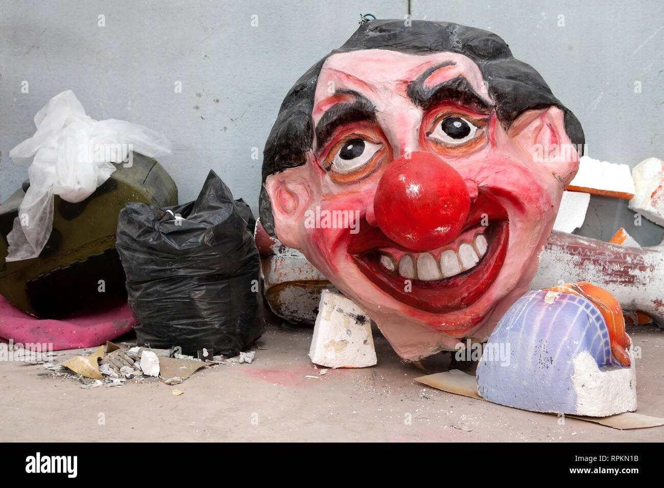 RONCIGLIONE-Leiter ein Clown in einem Lager, in dem der Karnevalsumzug vorbereitet ist. Stockfoto