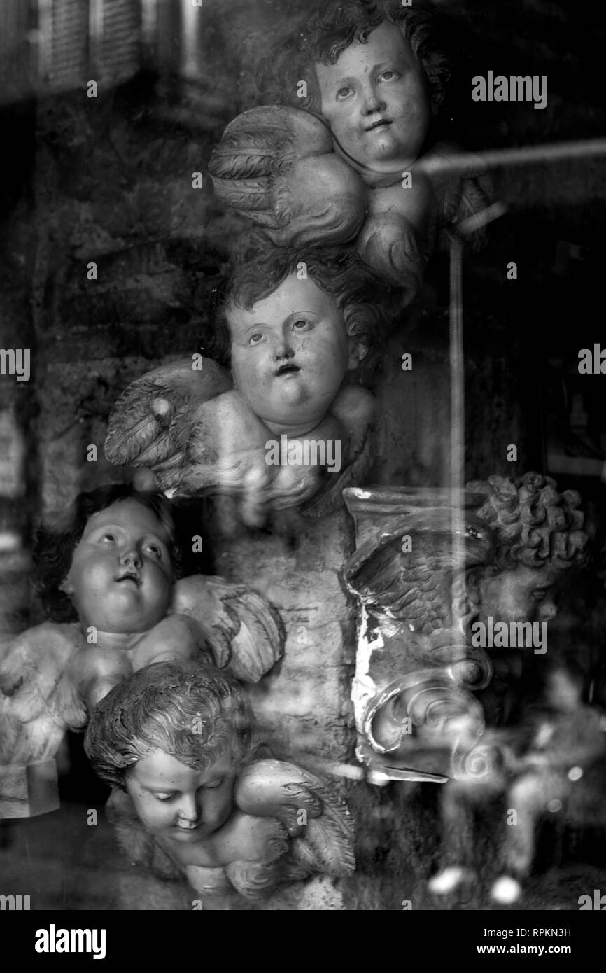 Neapel - Engel in einem Schaufenster in der Altstadt. Stockfoto