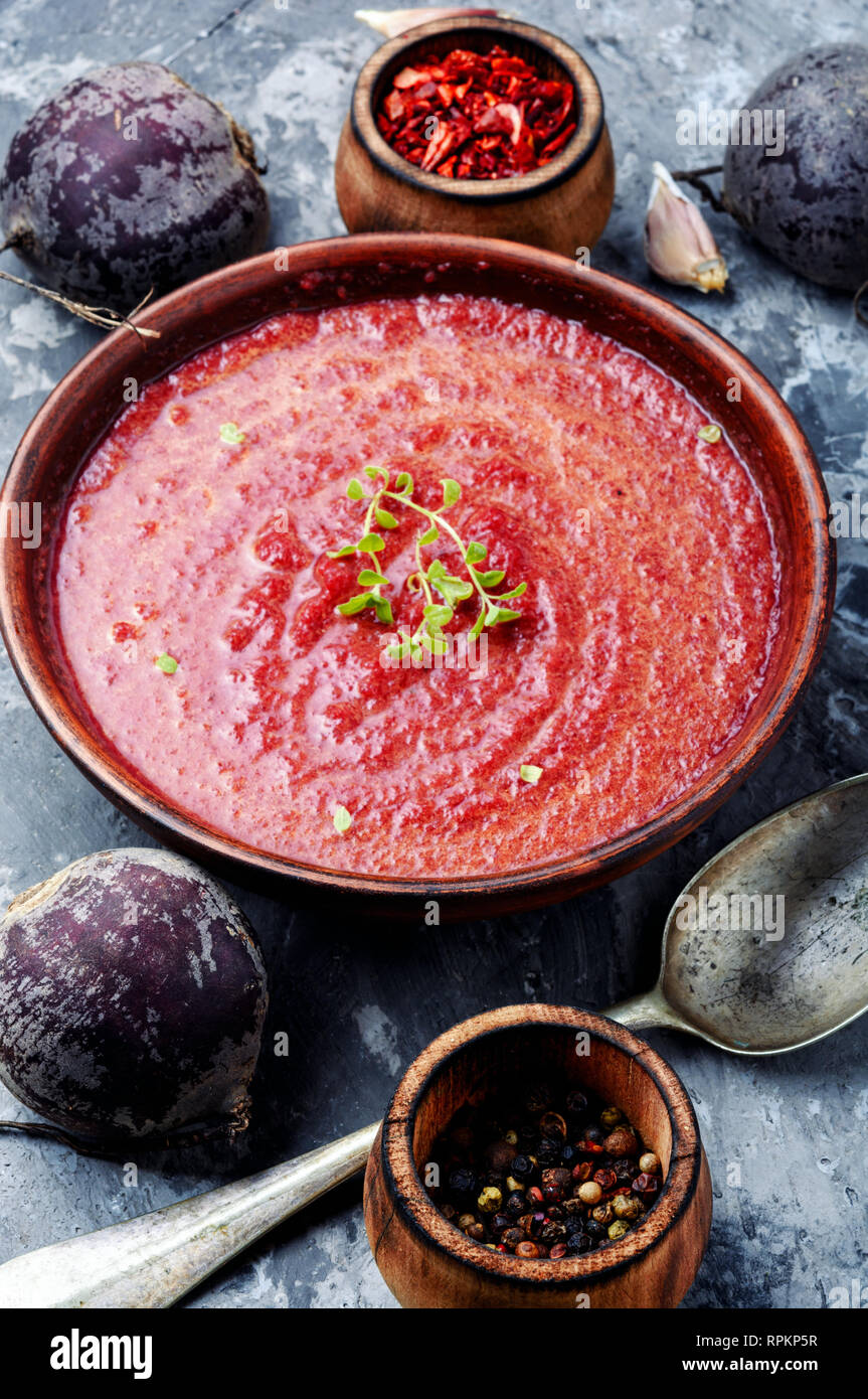 Rote-bete-cremige Suppe in Schüssel über Schiefer konkreten Hintergrund. Nähren, sauber Essen Stockfoto