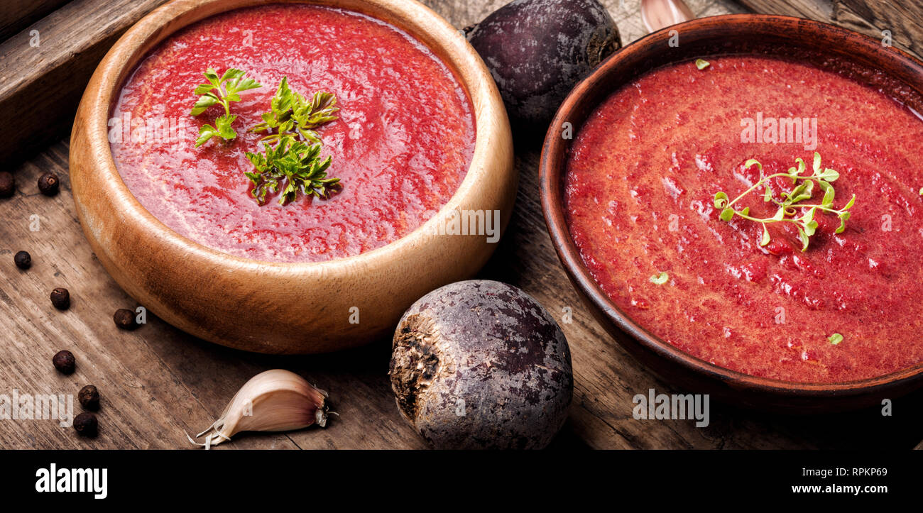 Kalten Sommer rote Rüben Suppe auf hölzernen Tisch Stockfoto