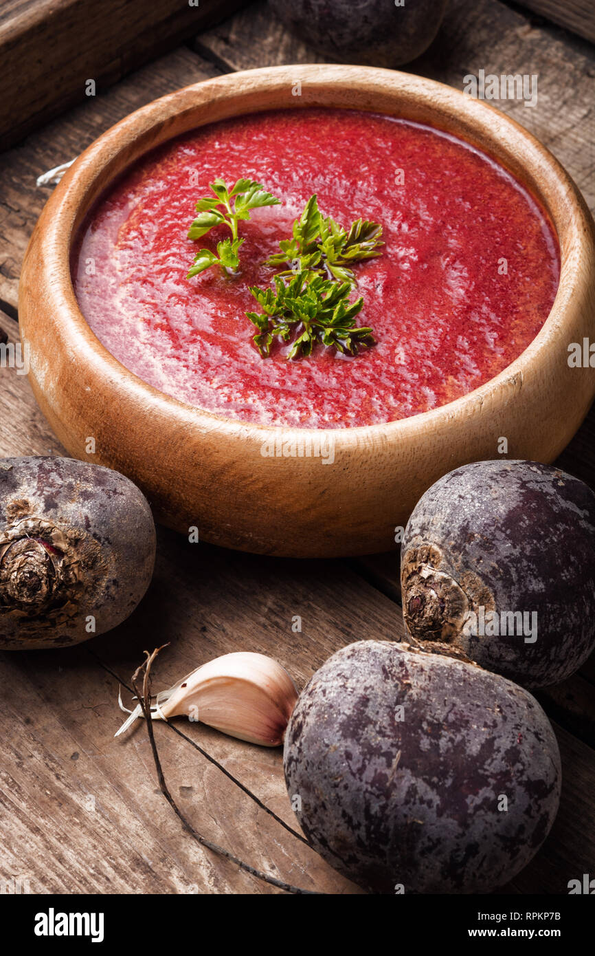 Kalten Sommer rote Rüben Suppe auf hölzernen Tisch Stockfoto