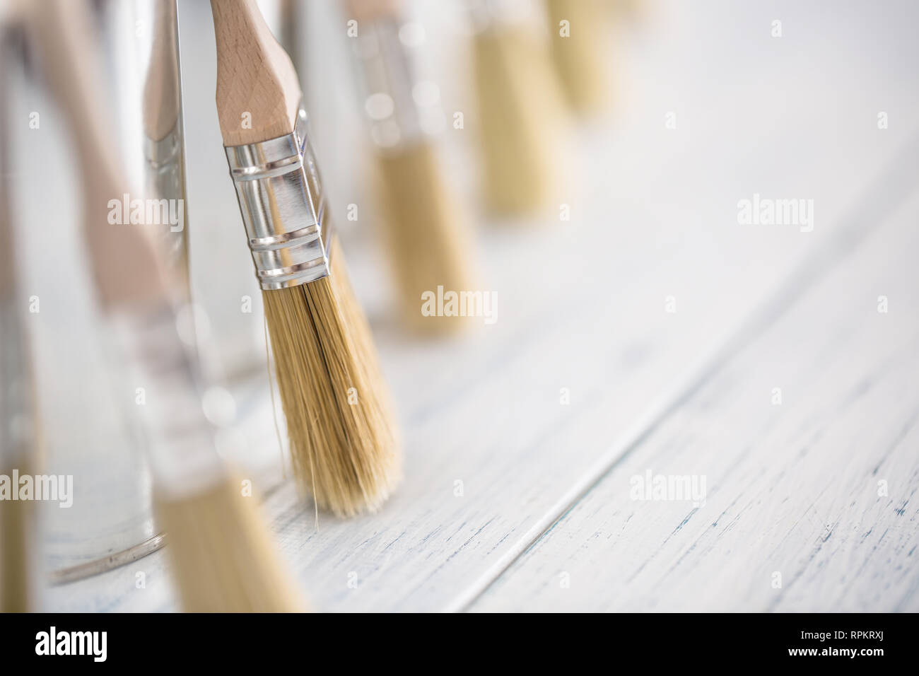 Close-up pure ungenutzte Bürsten mit Sprühdosen. Stockfoto