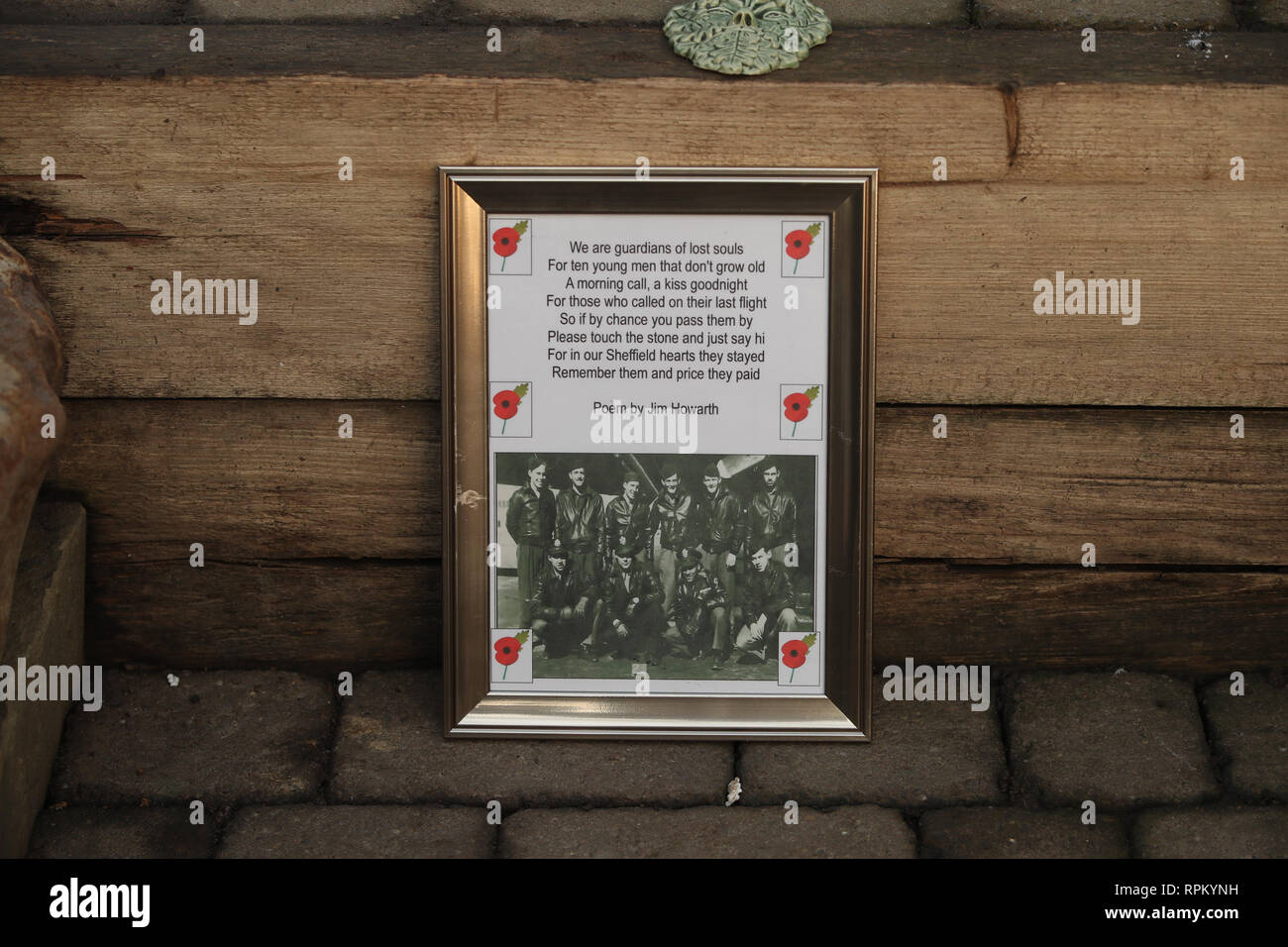 Eine Mannschaft noch auf der Memorial Park Endcliffe, Sheffield, wo Tony Foulds, 82, wird seine lebenslangen Traum heute erfüllt, wenn Kampfflugzeuge aus Großbritannien und den Vereinigten Staaten ein Flypast das 75-jährige Jubiläum eines Absturzes, die das Leben von 10 amerikanische Flieger geltend zu begrüssen. Stockfoto